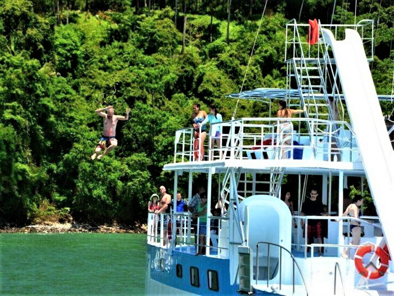 Manuel Antonio: Catamaran Cruise to Biesanz Bay with Lunch