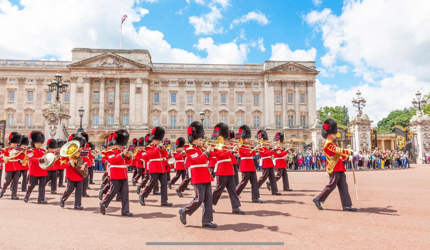 London: The Changing of the Guard Tour and Buckingham Palace - Buckingham Palace tour and royal London scenery