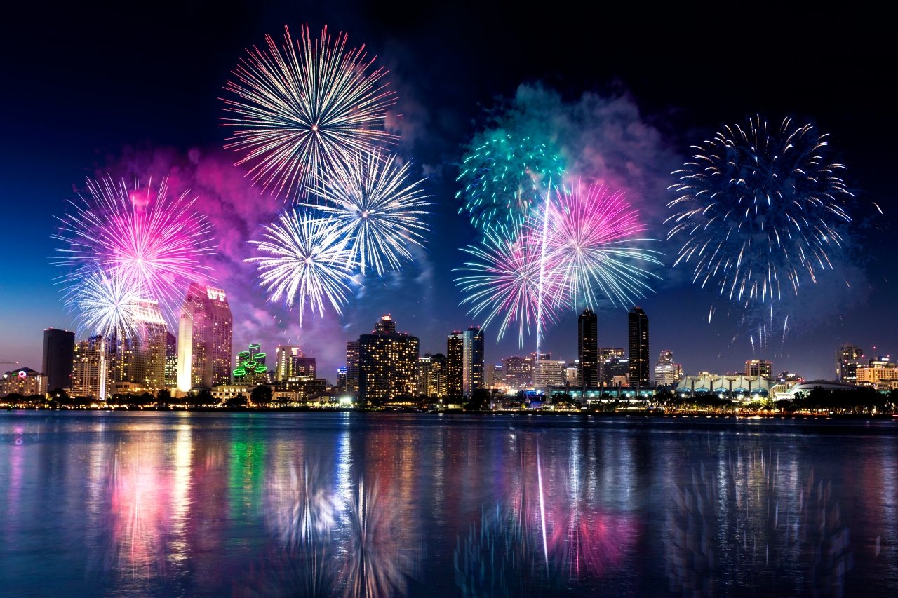 Waikiki Friday Night Fireworks Cruise with Snacks & Drinks