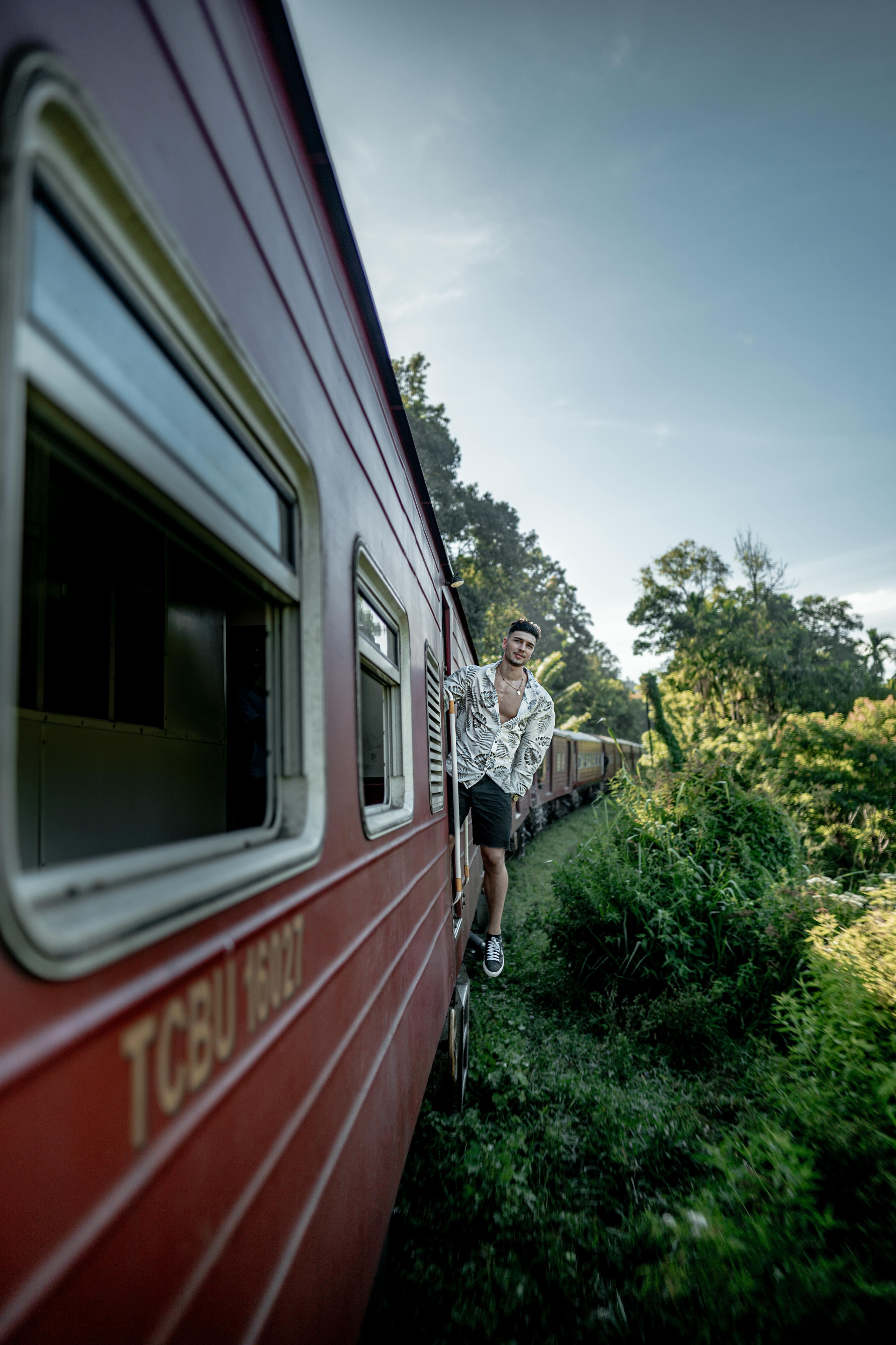 Sri Lanka: Private Guided Scenic Train Journey to Galle or Kandy