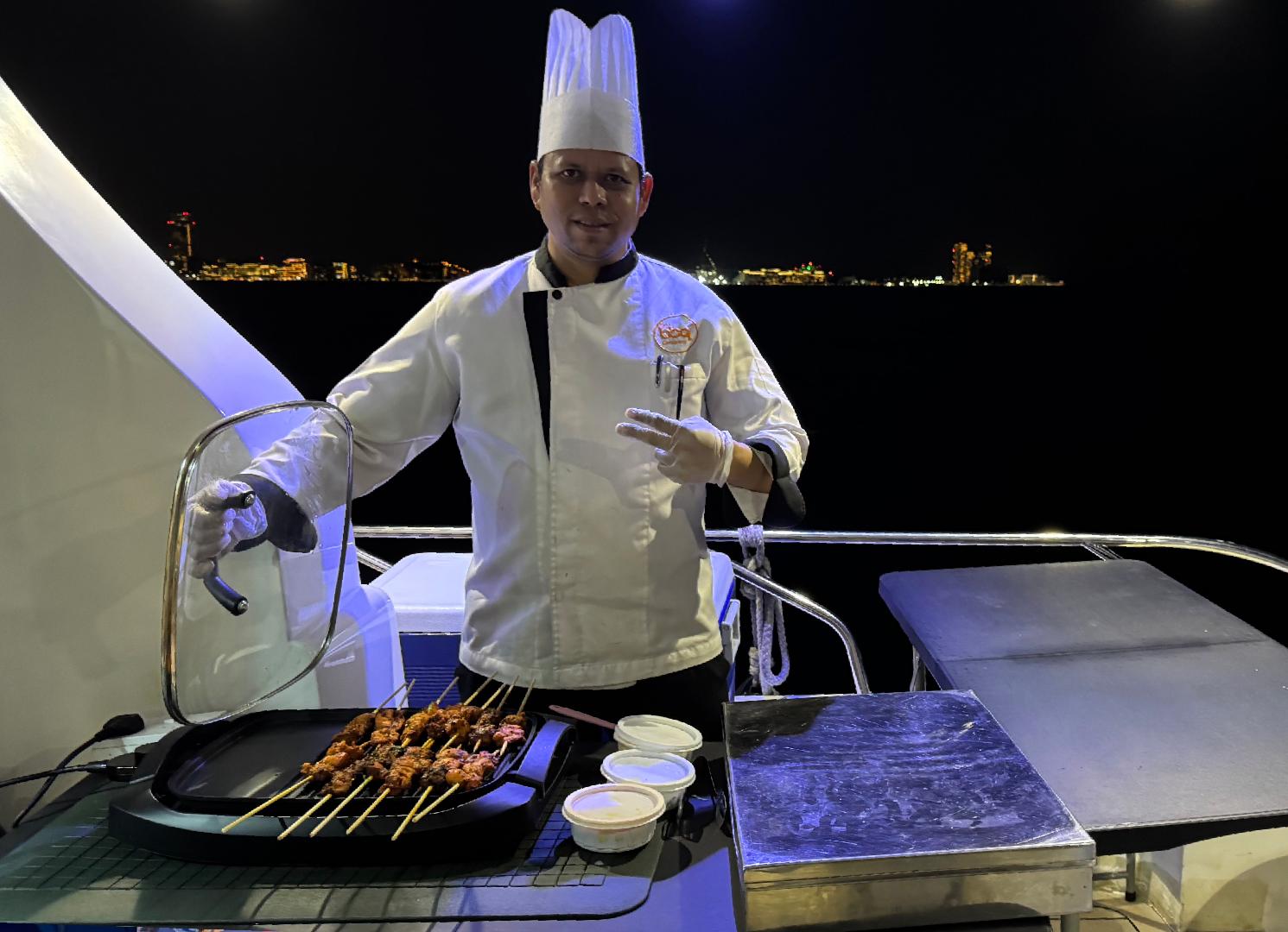 Dubai Sunset Yacht Cruise with Snacks & Drinks