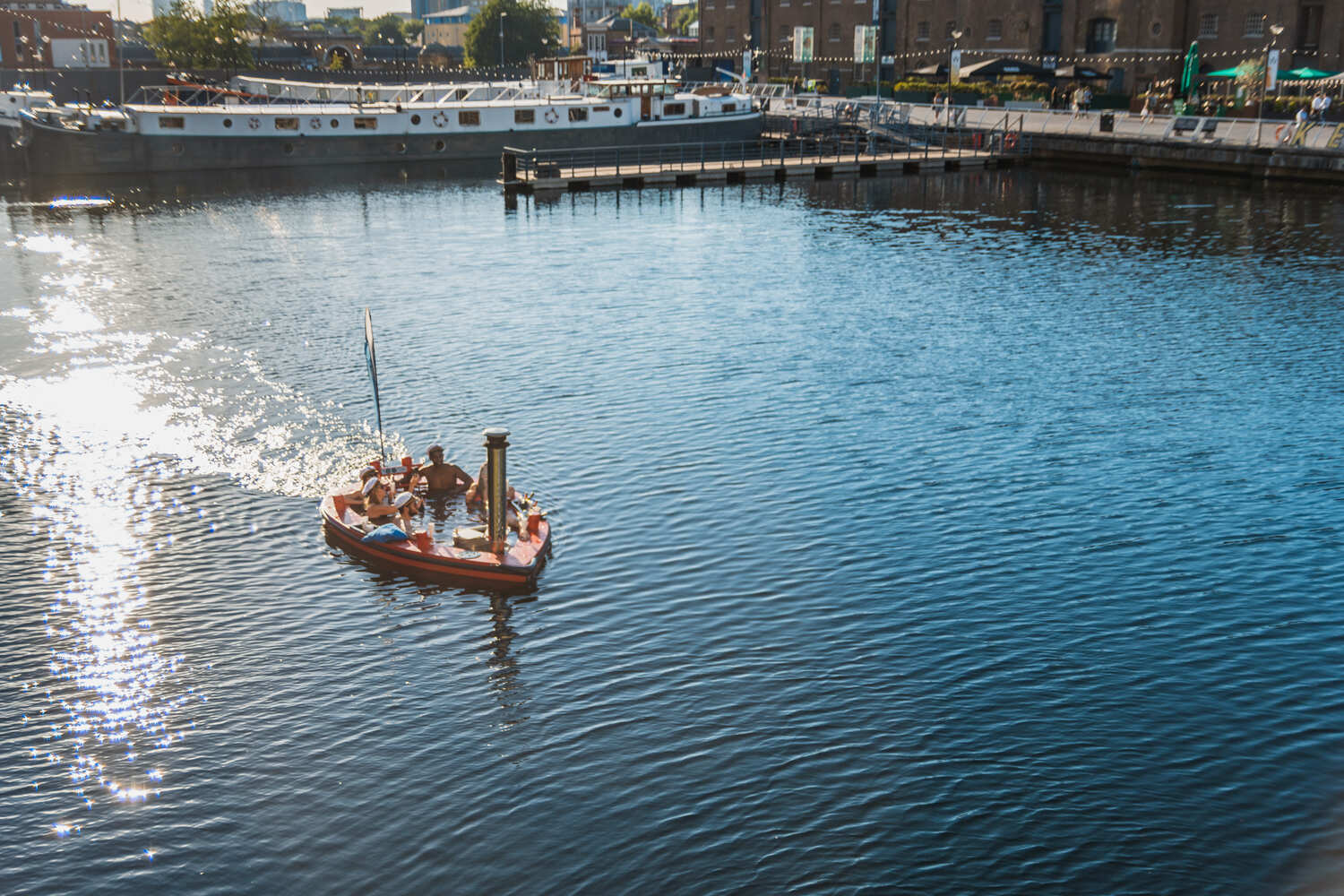 Hot tub boat in the London Docklands — image 4
