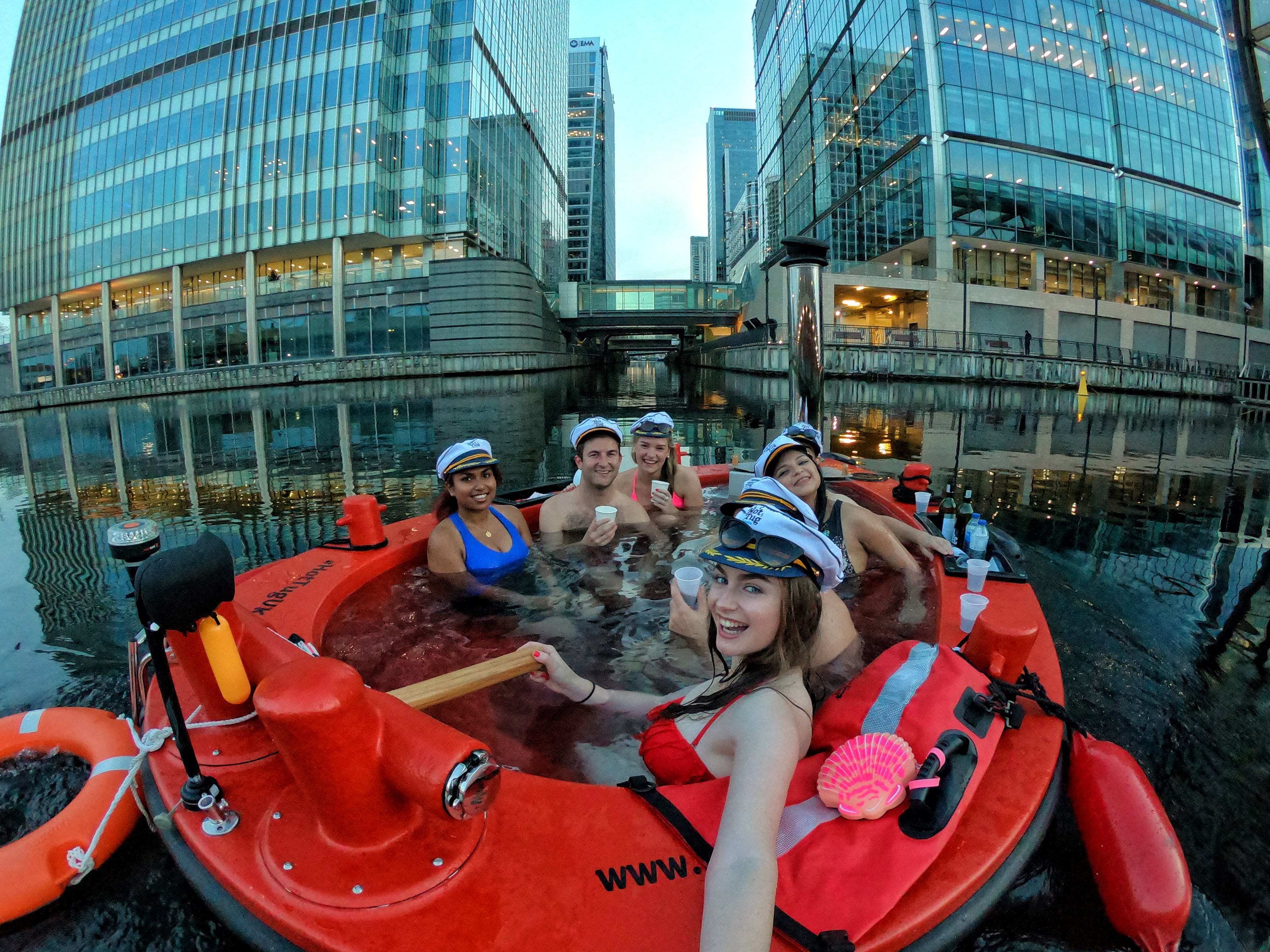 Hot tub boat in the London Docklands — image 5