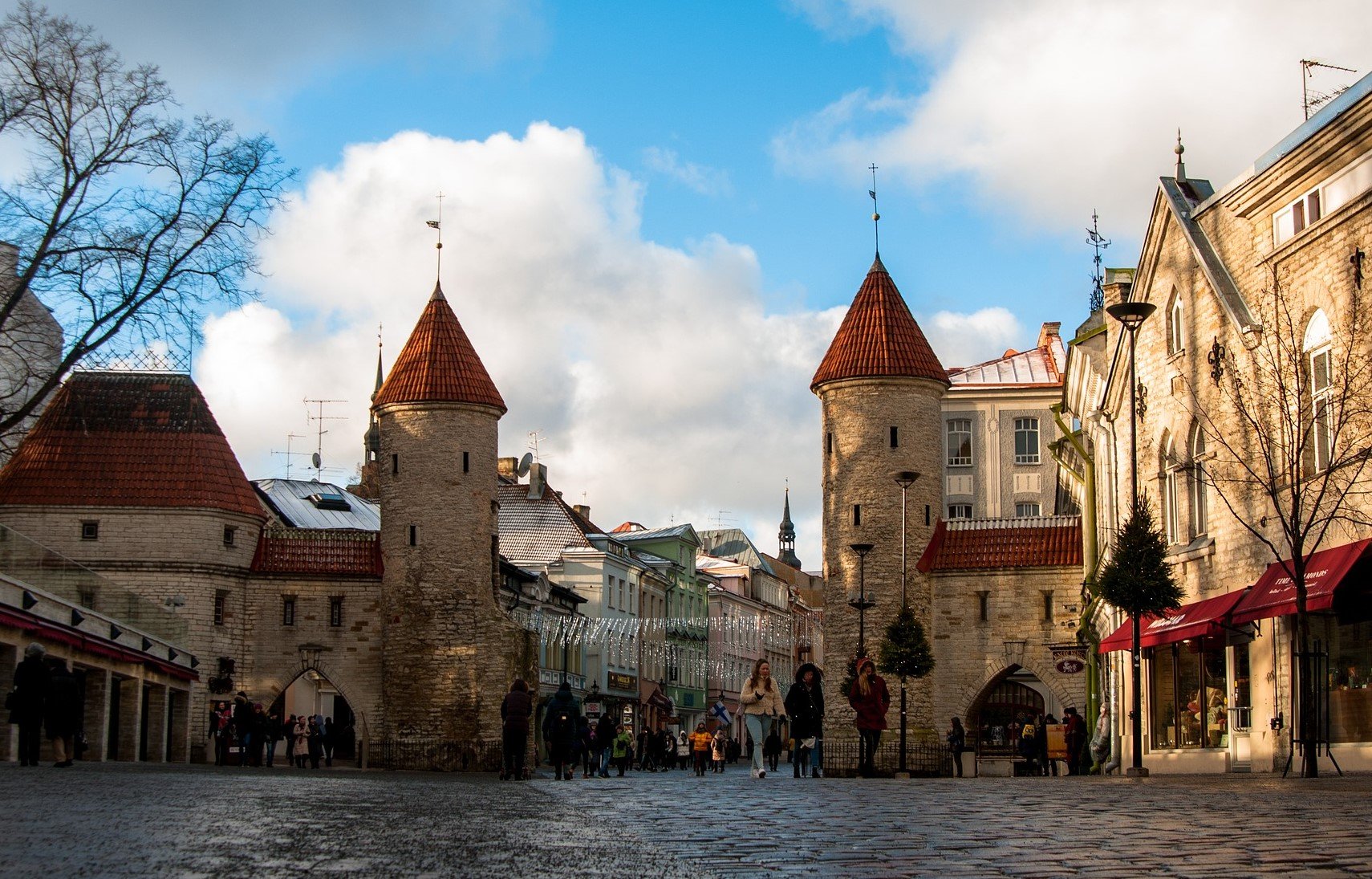 Tallinn Day Trip from Helsinki with Ferry, Guide & VIP Transport