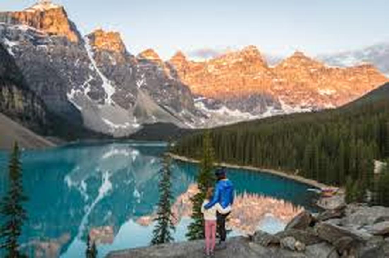 Banff: Lake Louise & Moraine Lake Half-Day Canoe & Sightsee