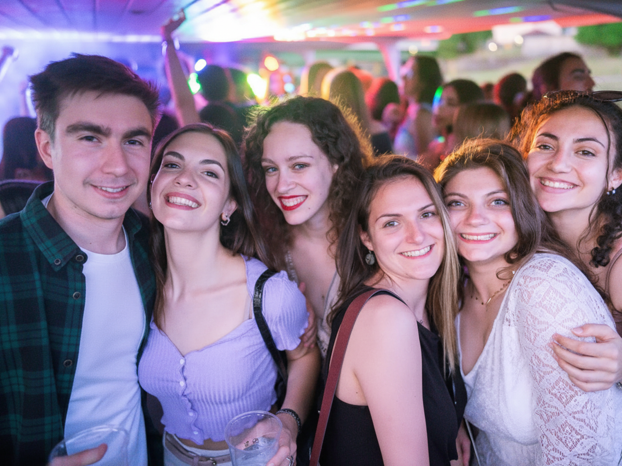 Barcelona Night walking Tour: Salsa, Karaoke & VIP club pass