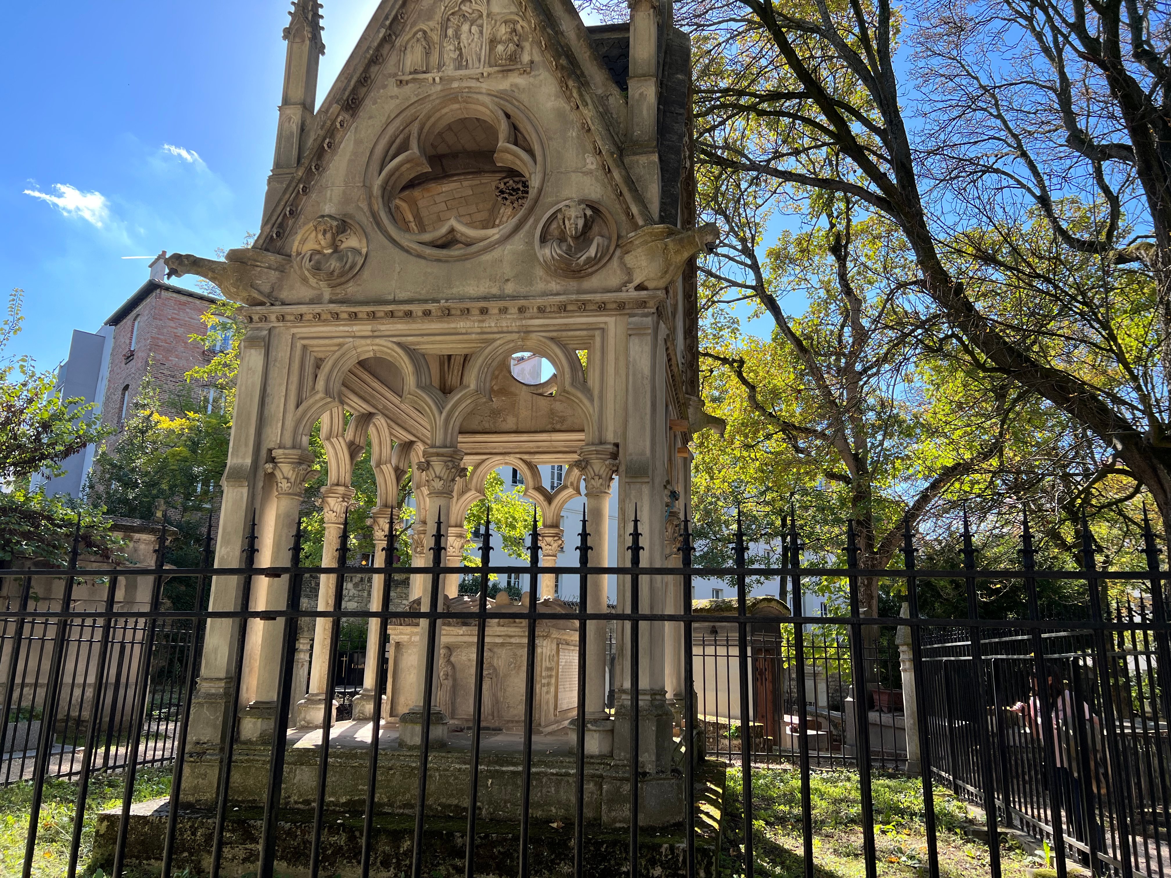 Père Lachaise Cemetery tour in Paris — image 7