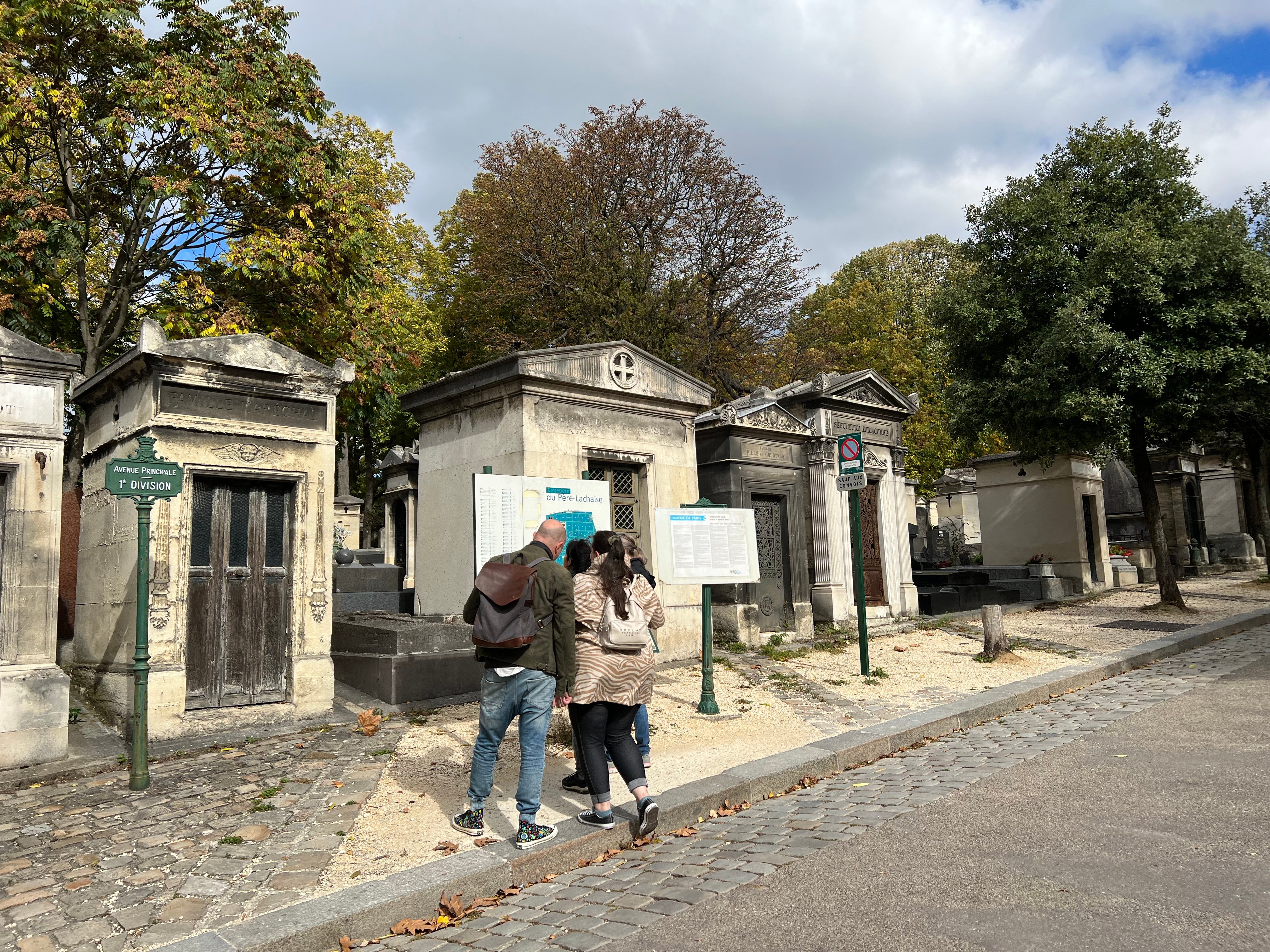 Père Lachaise Cemetery tour in Paris — image 12