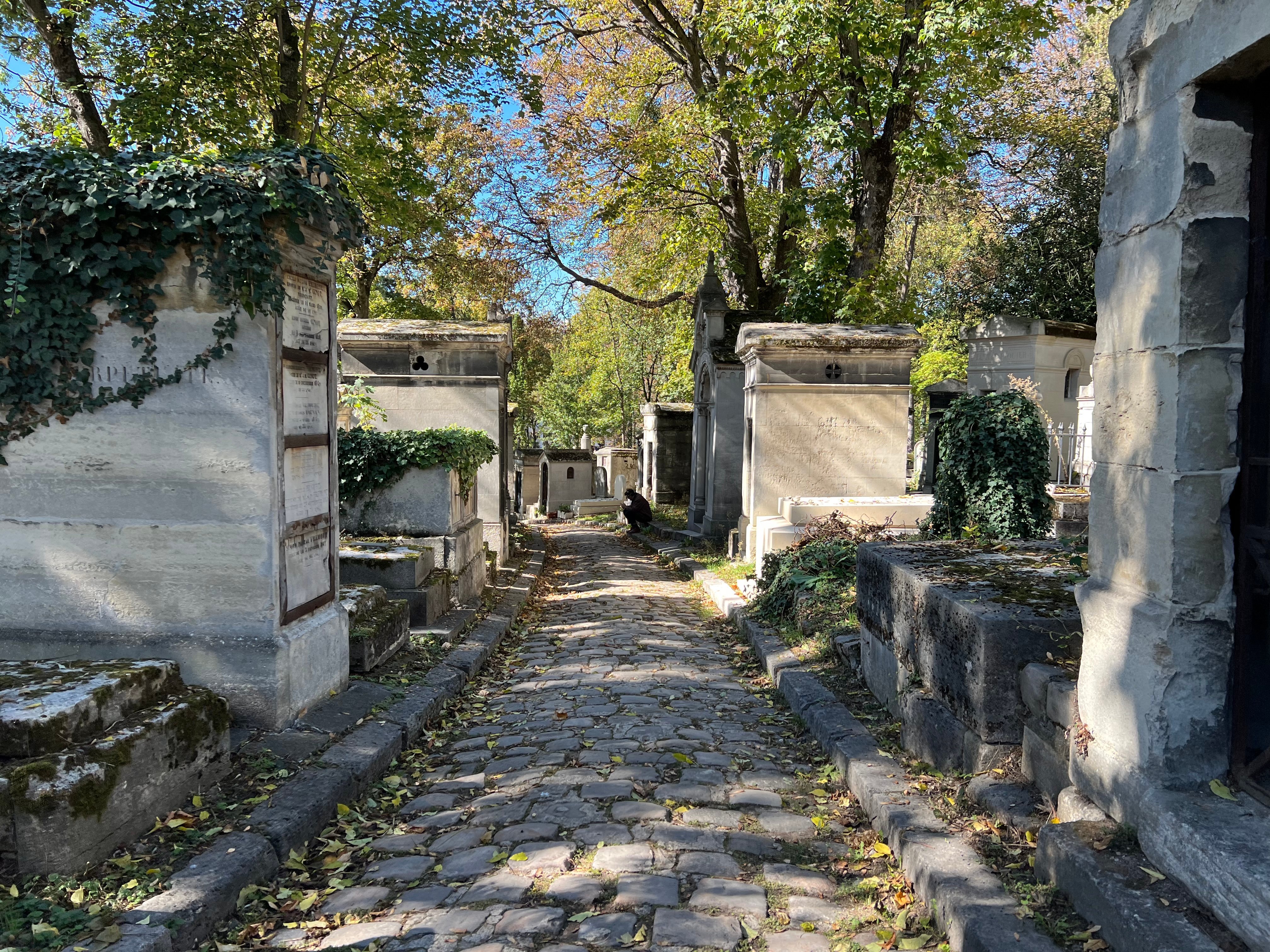 Père Lachaise Cemetery tour in Paris — image 10