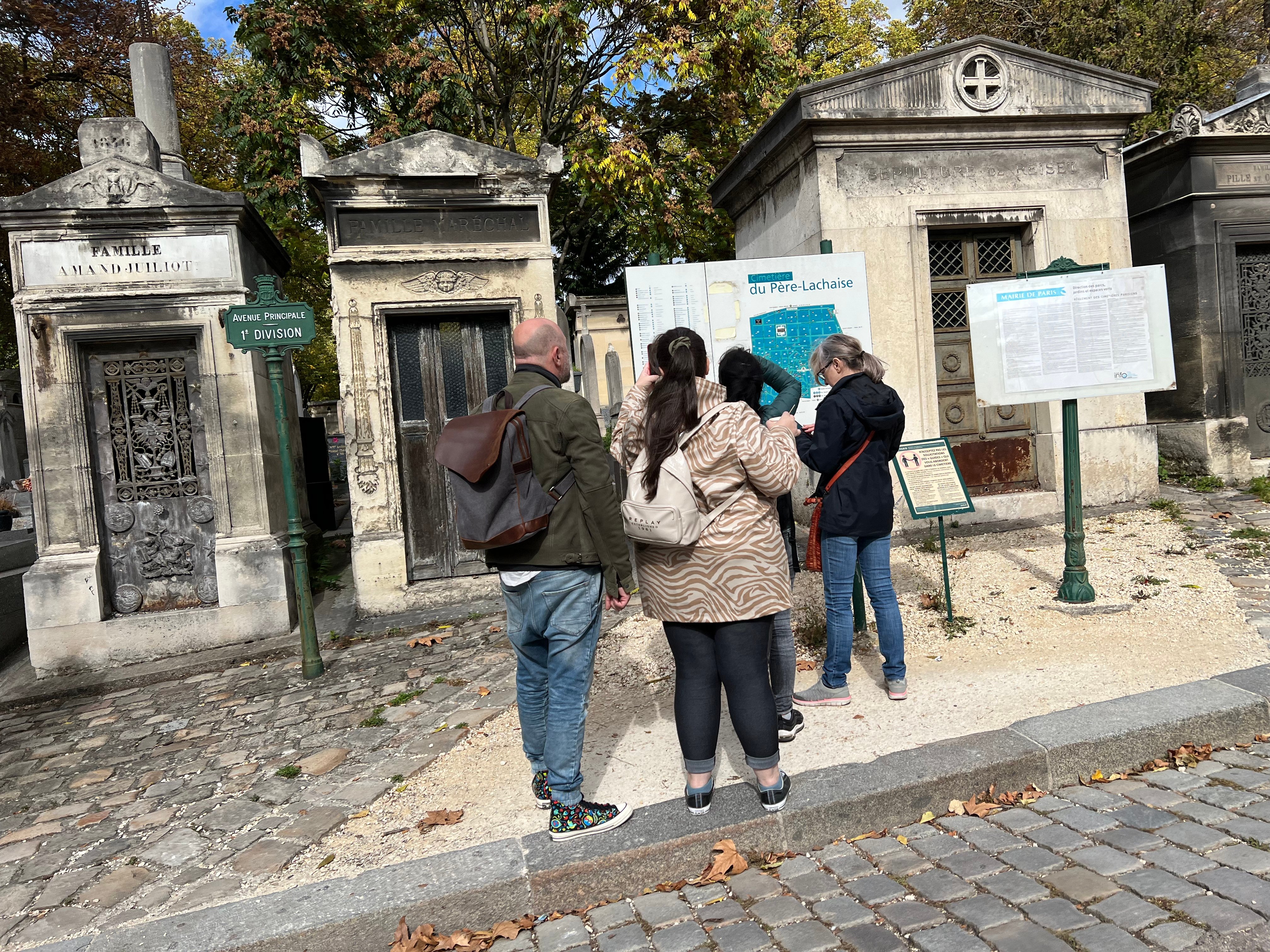 Père Lachaise Cemetery tour in Paris — image 11