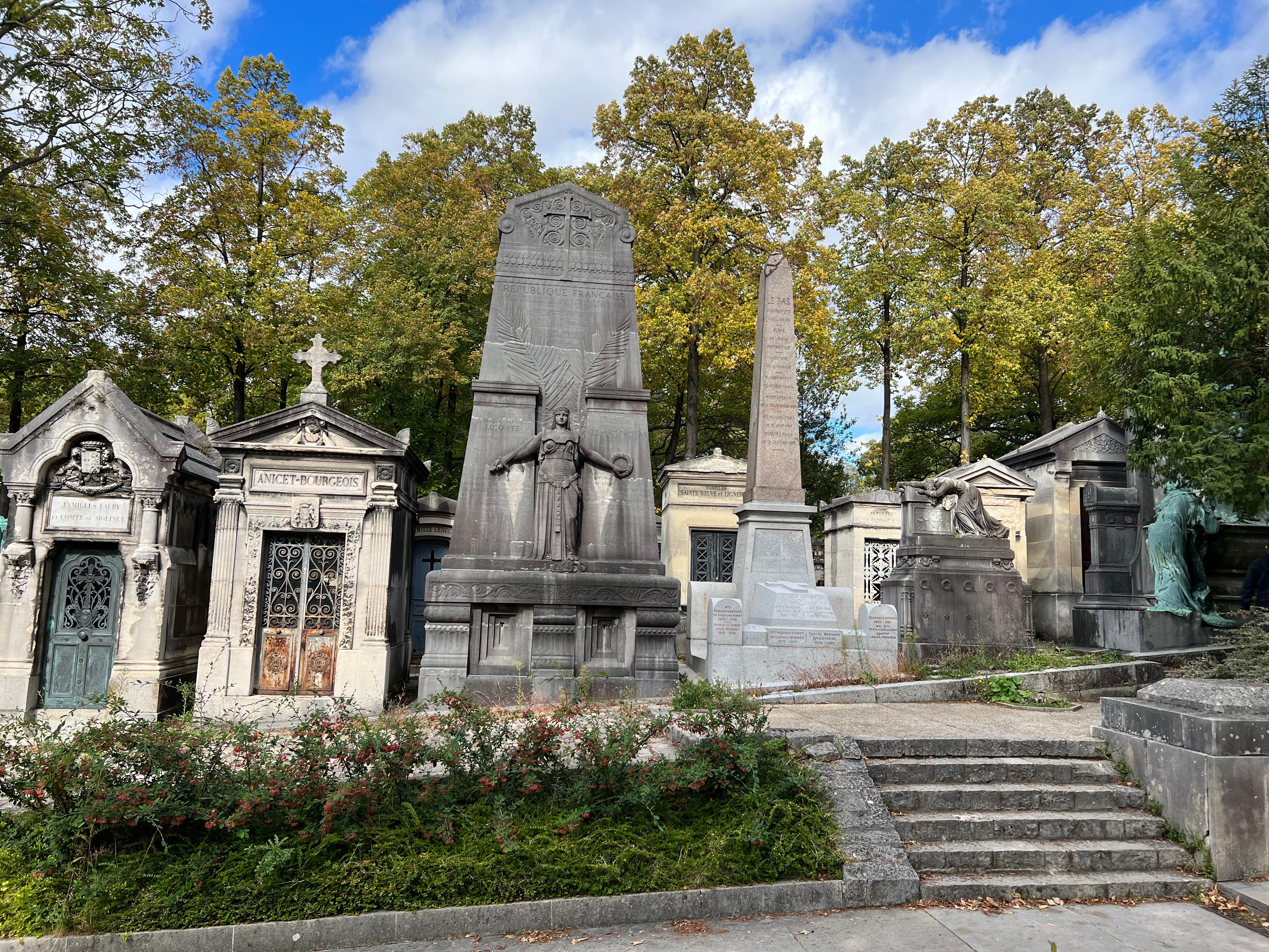 Père Lachaise Cemetery tour in Paris — image 13