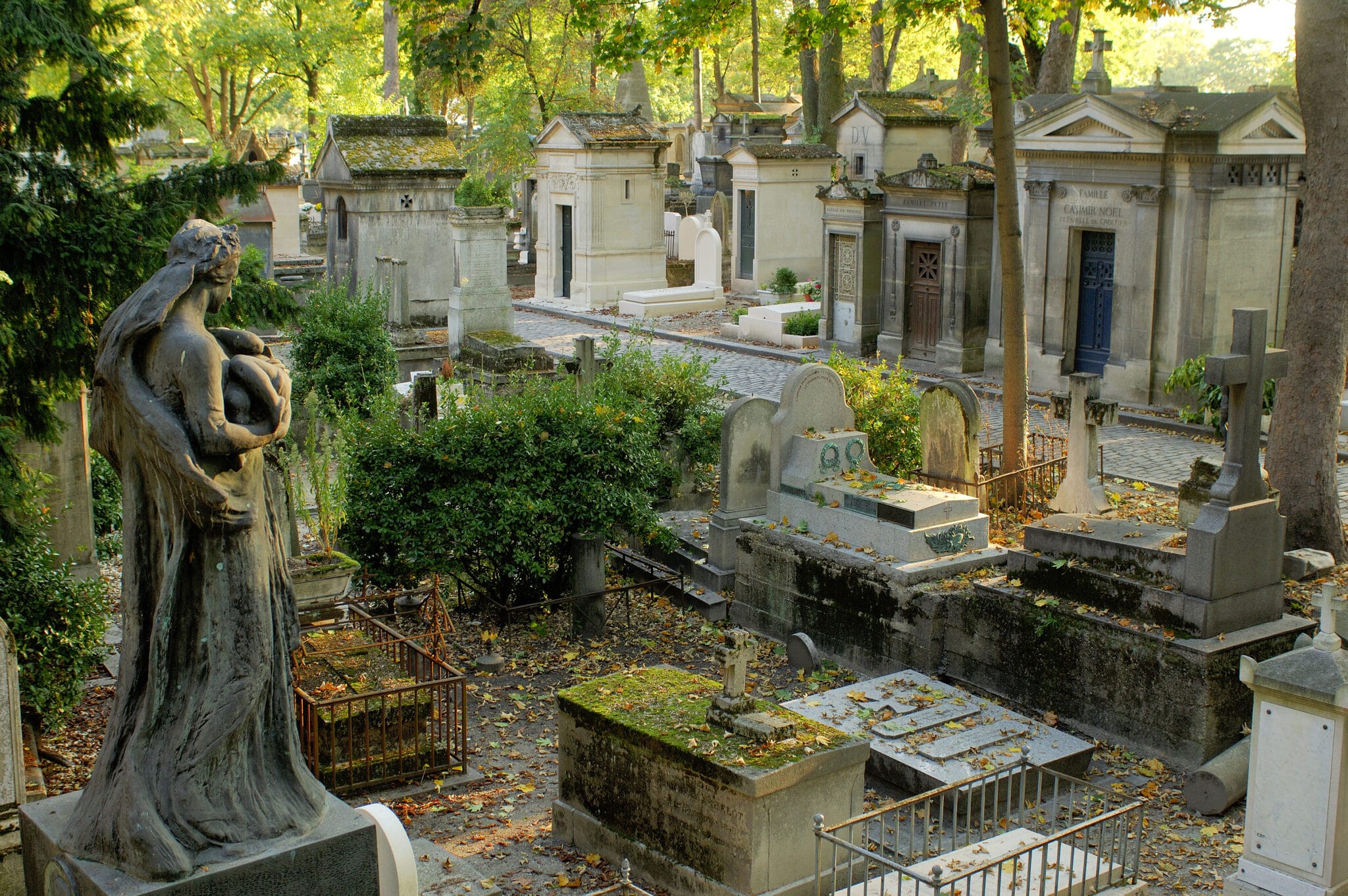 Père Lachaise Cemetery tour in Paris — image 2