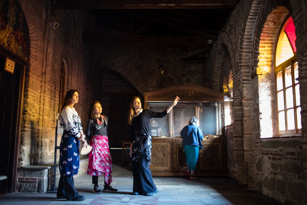 Athens to Meteora: Full-Day Monastery & Caves Tour with Lunch