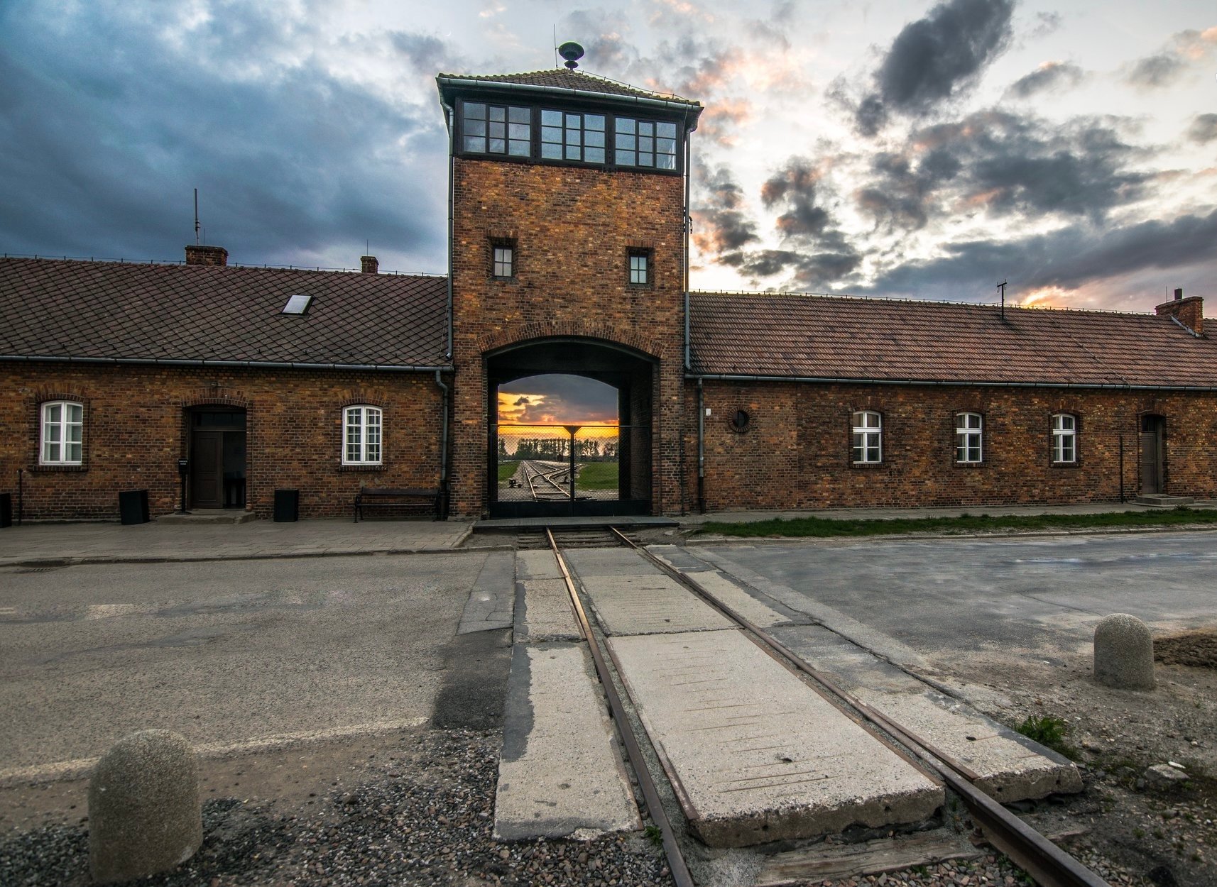 Krakow: Auschwitz-Birkenau Guided Memorial Tour with Transport