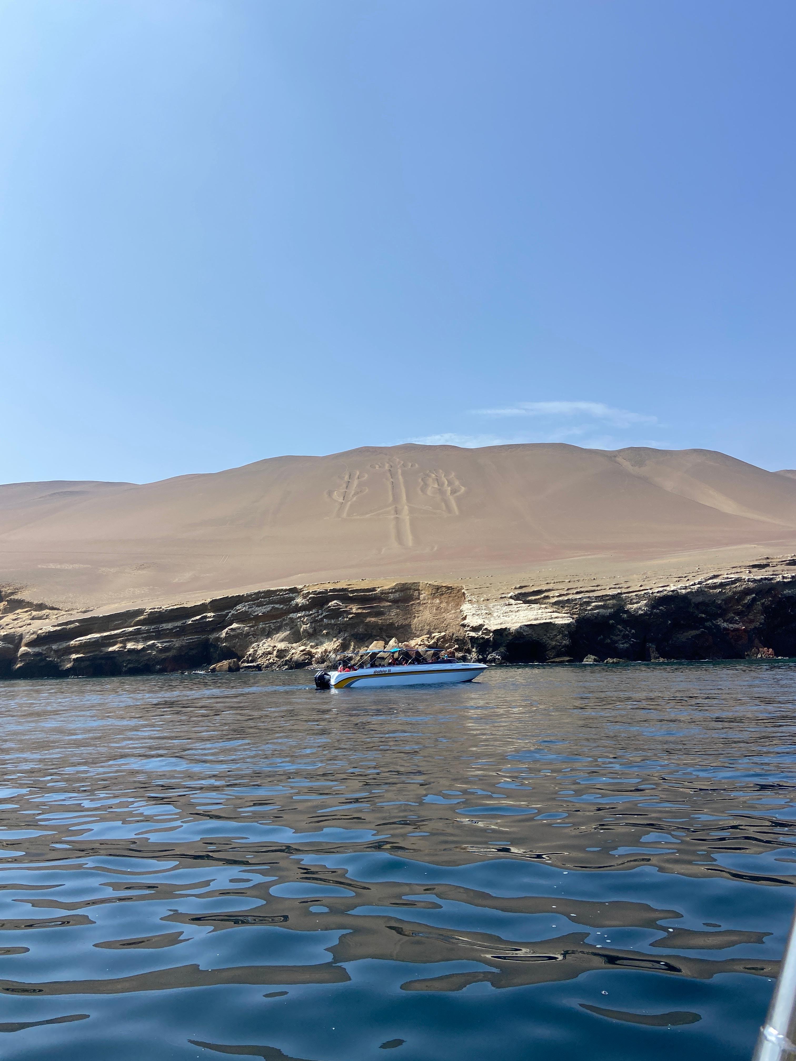 Aventura en Paracas y Huacachina: Islas, Dunas y Puesta de Sol en el Desierto