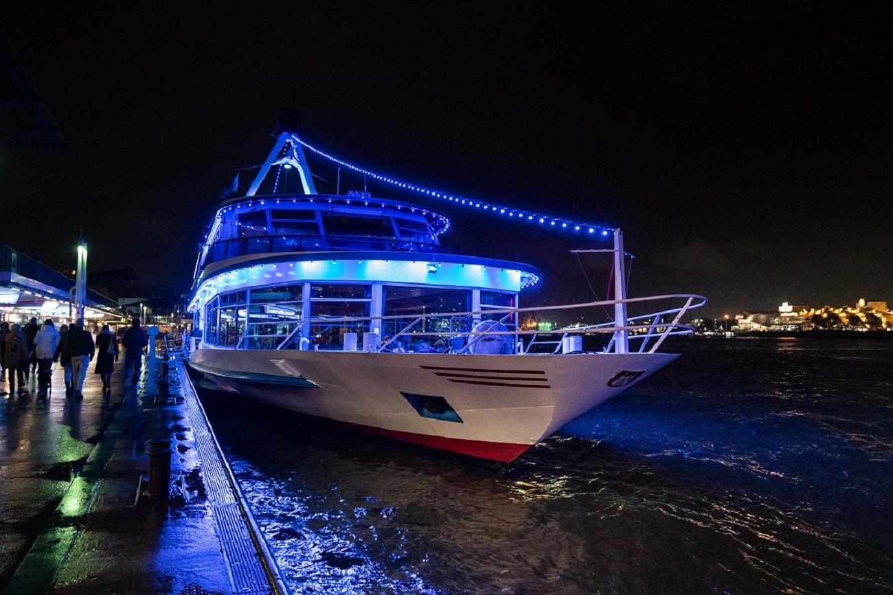 Saturday Night Elbe River Cruise with DJ & Buffet