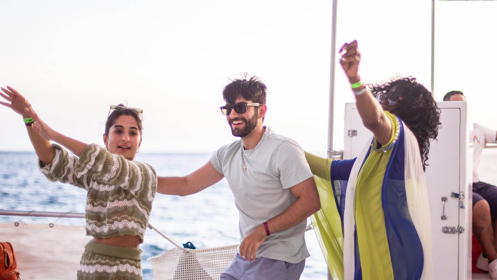Cabo San Lucas Sunset Party Cruise – Unlimited Drinks