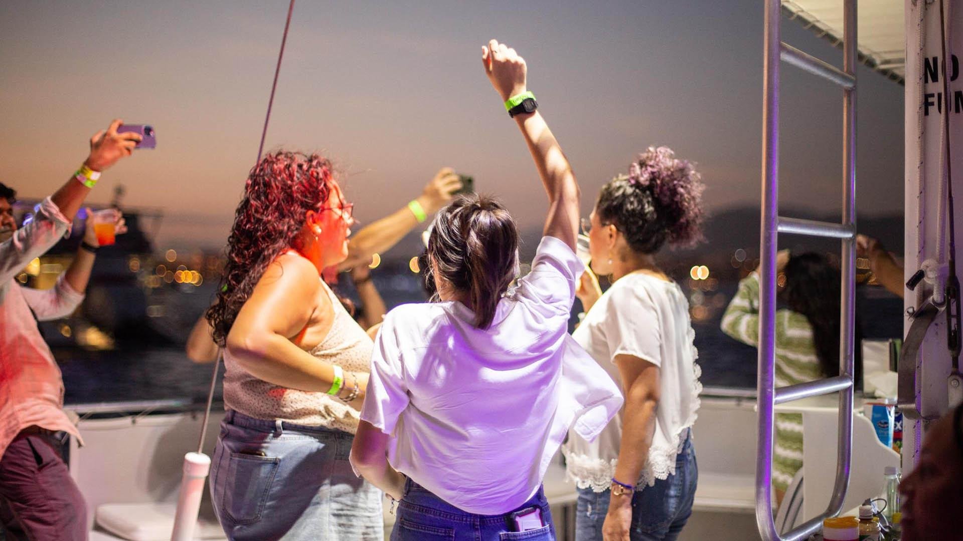 Cabo San Lucas Sunset Party Cruise – Unlimited Drinks