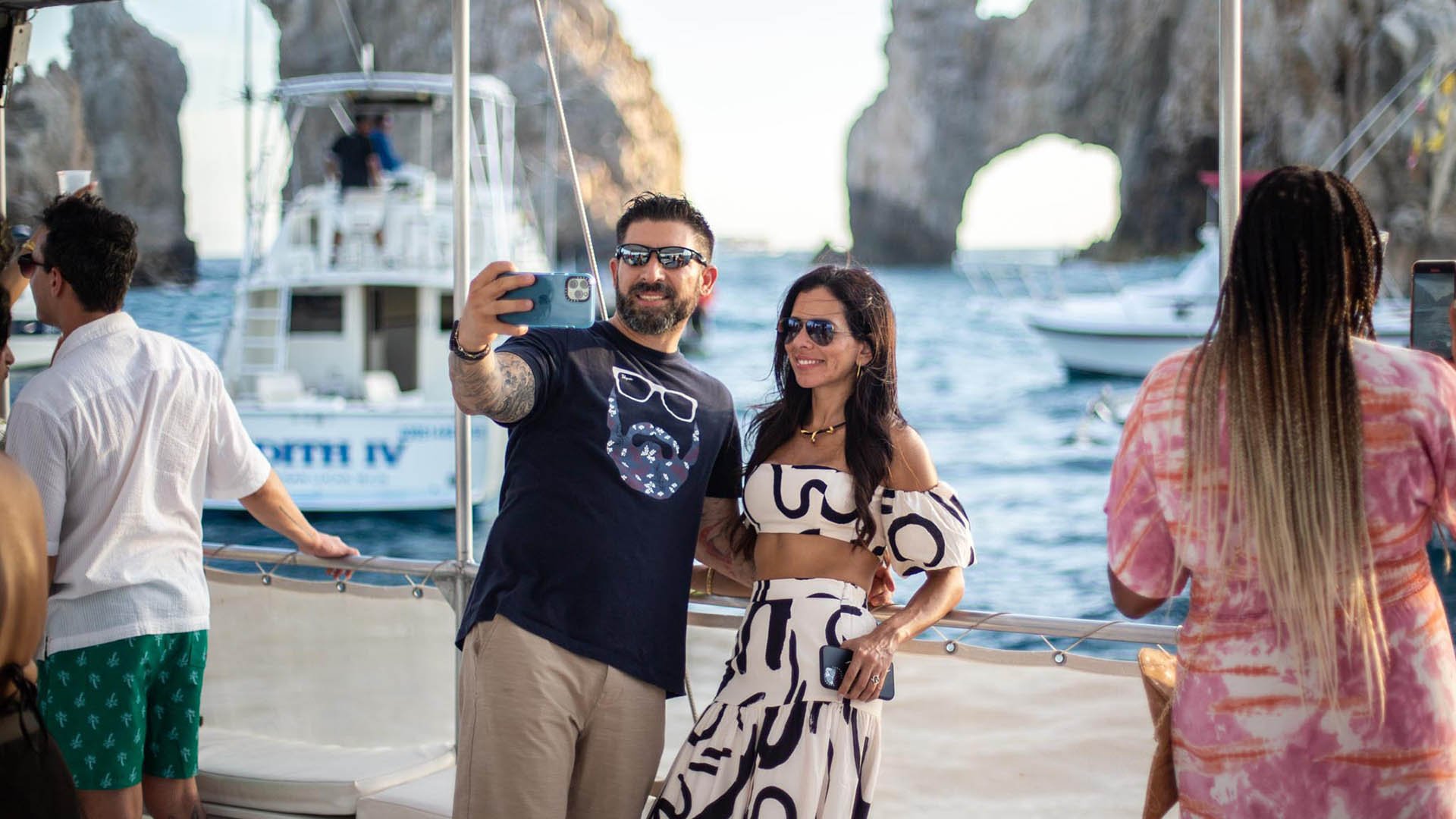 Cabo San Lucas Sunset Party Cruise – Unlimited Drinks
