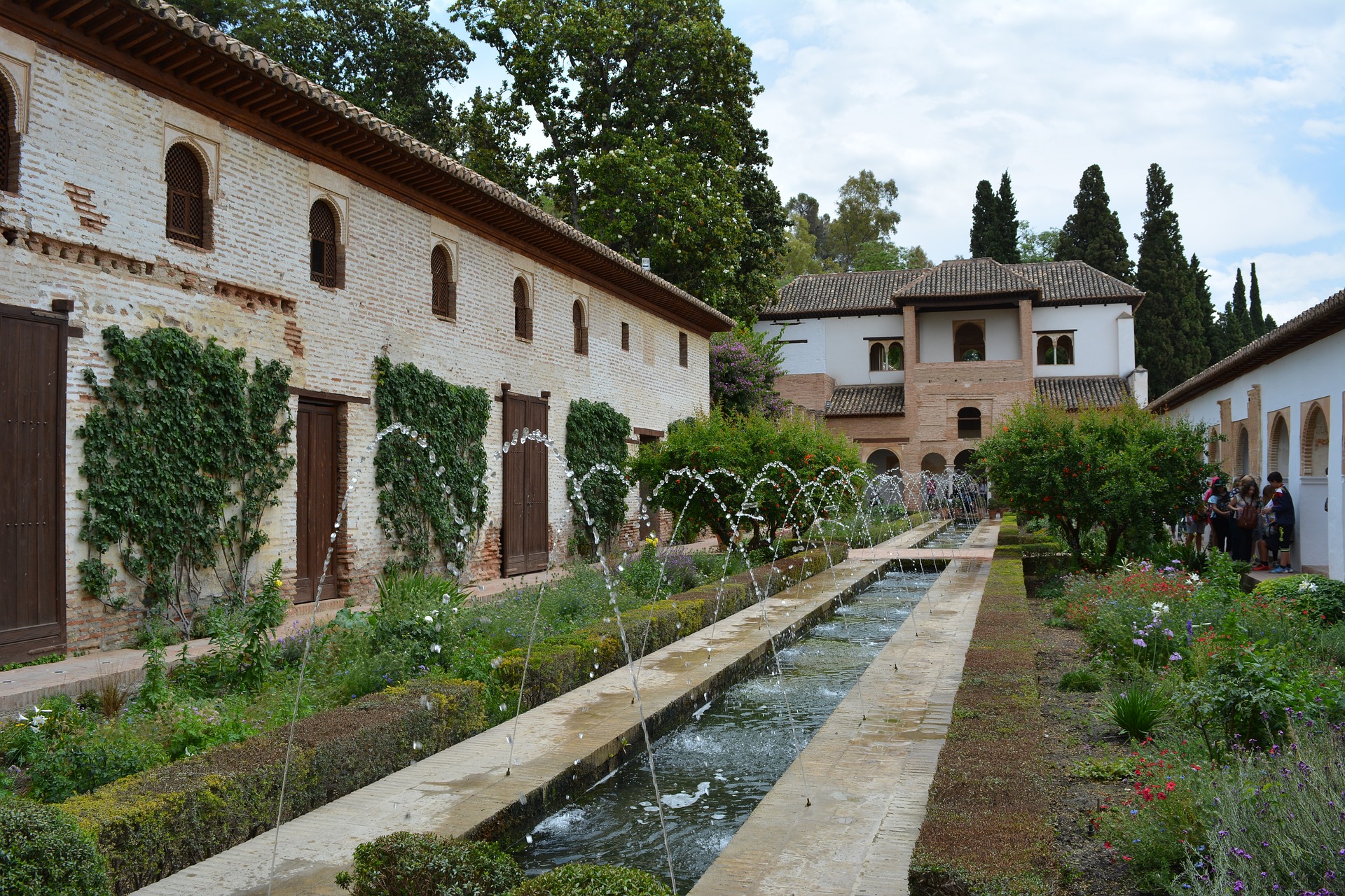 Granada: Alhambra and Generalife Gardens Guided Tour