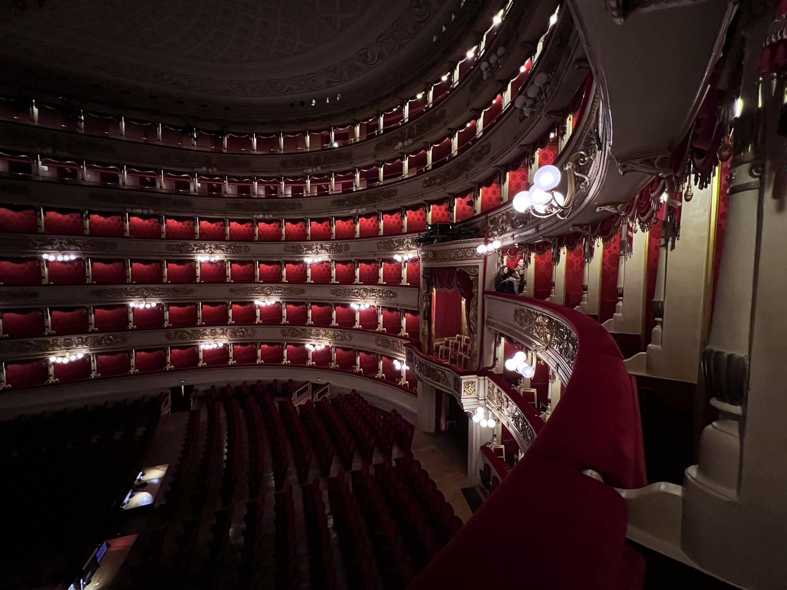 Milan: La Scala Opera House & Duomo Cathedral Walking Tour