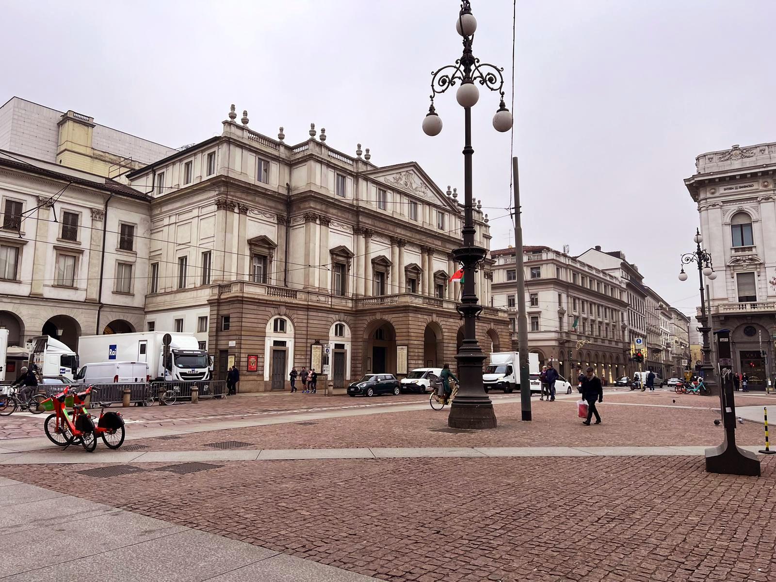 Milan: La Scala Opera House & Duomo Cathedral Walking Tour