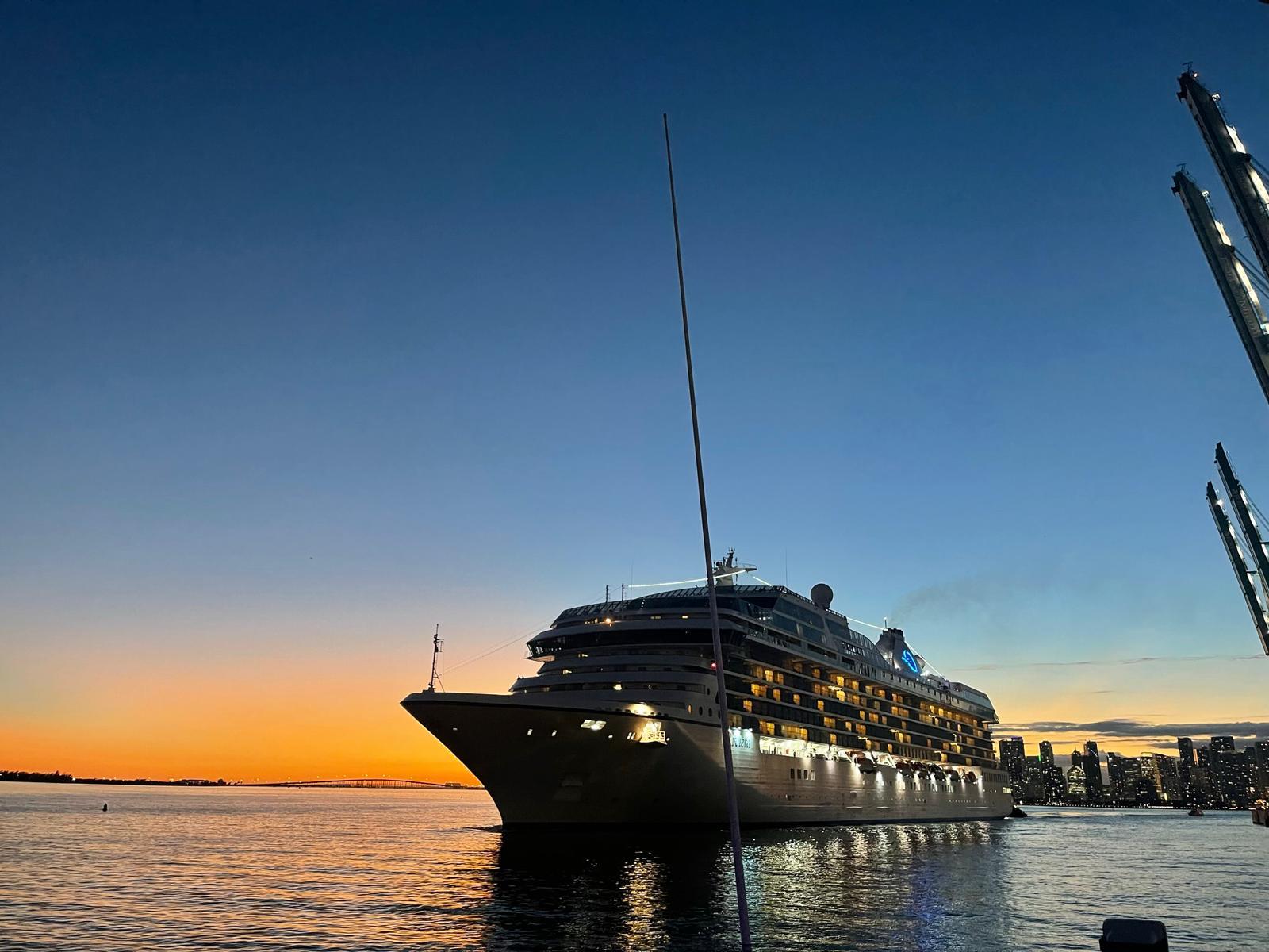 Miami Biscayne Bay Skyline Cruise & Celebrity Mansions Tour