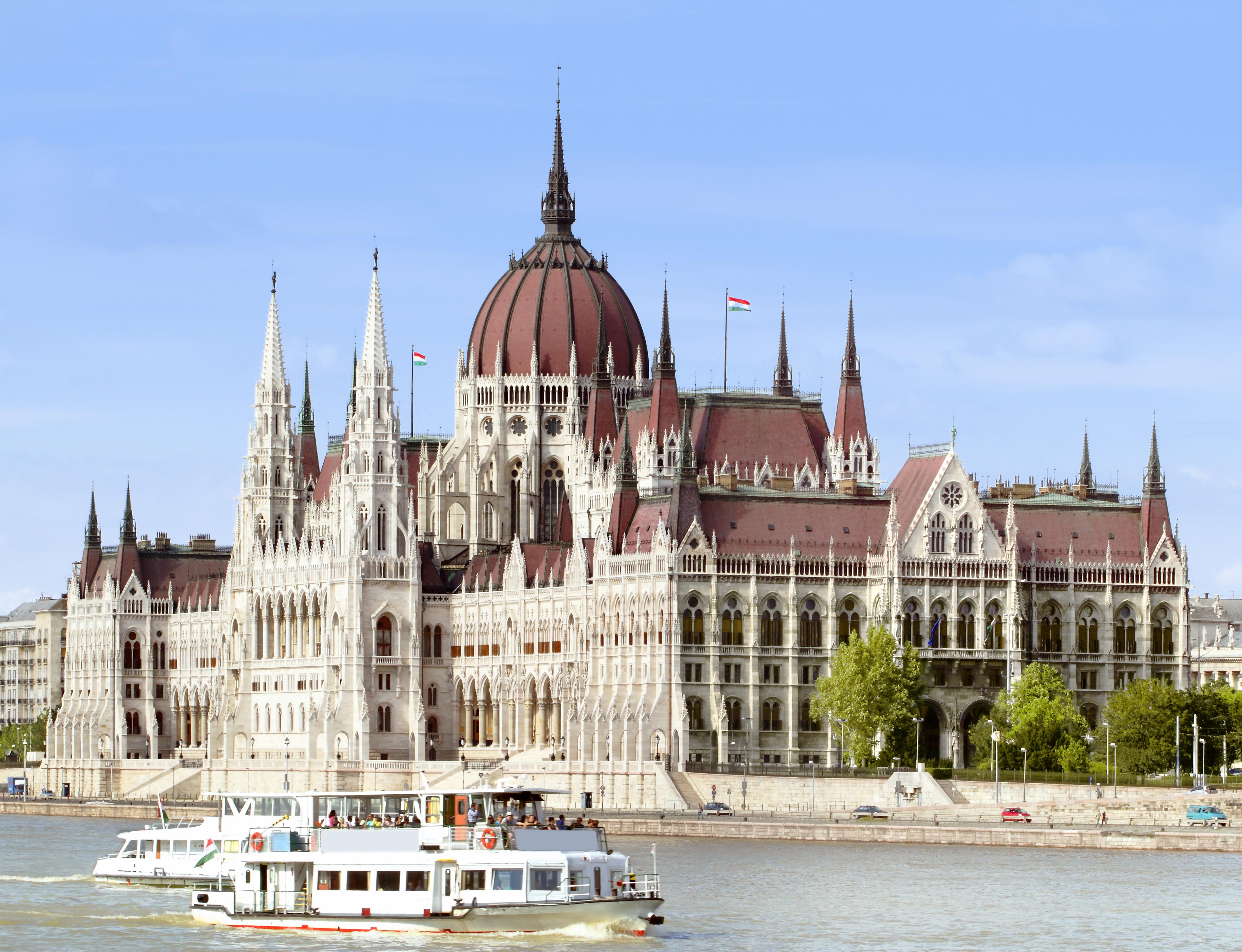 Spanish-Guided Parliament Building Tour
