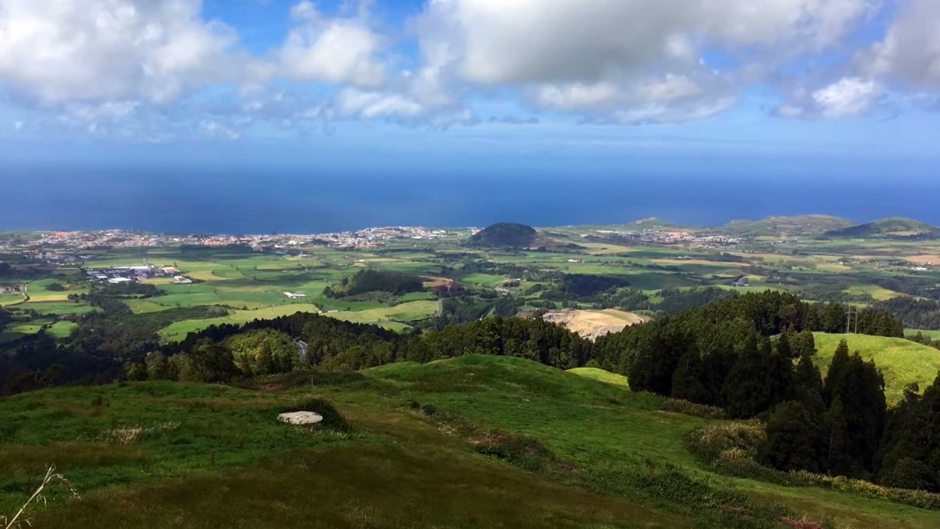 Lagoa do Fogo Volcano & Hot Springs Biologist-Led Tour