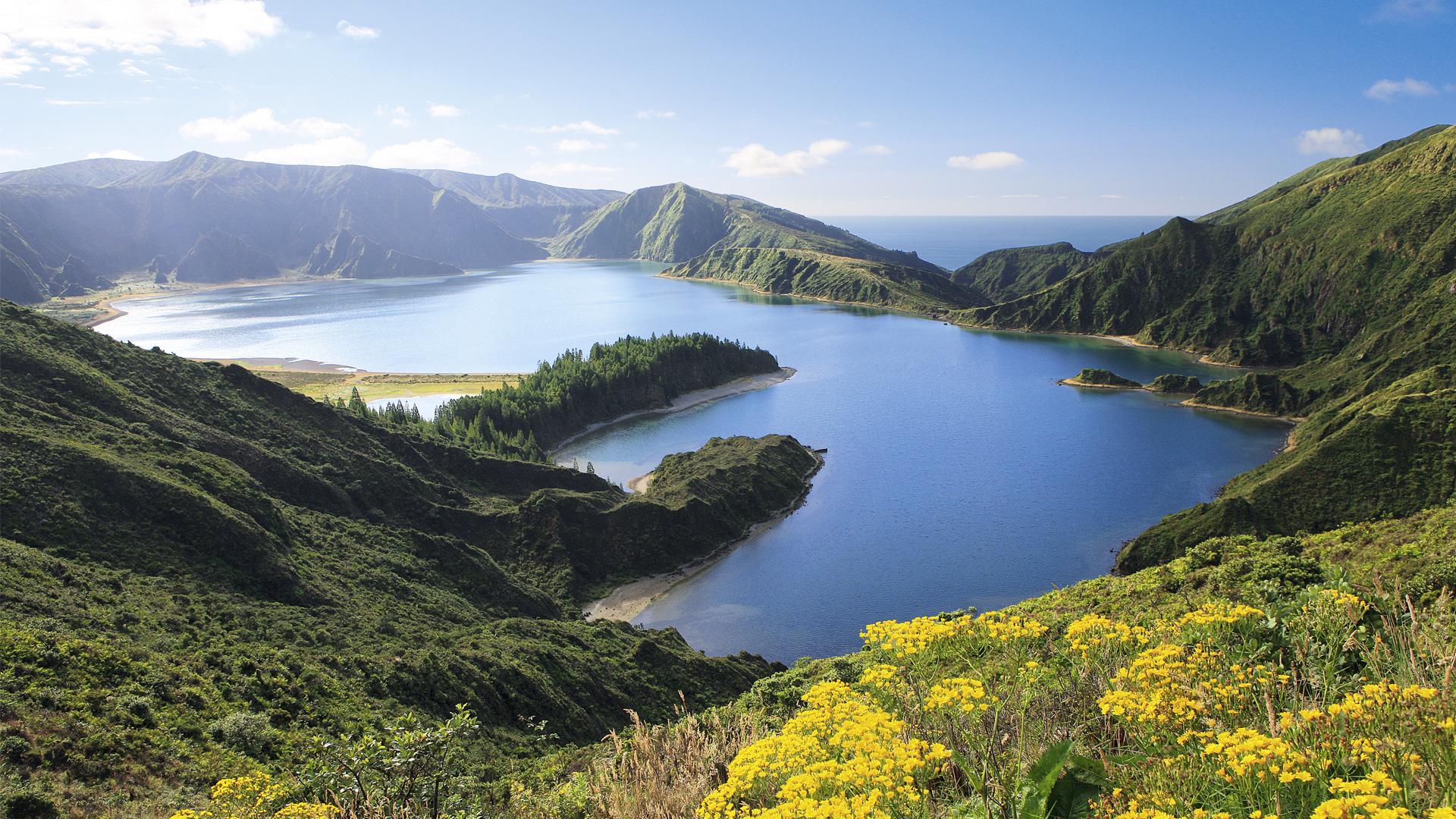 Lagoa do Fogo Volcano & Hot Springs Biologist-Led Tour