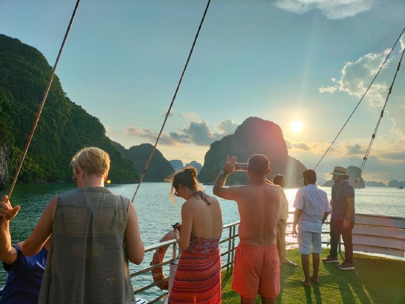 Ha Long Bay Full-Day Cruise from Hanoi: Caves, Kayaking & Sunset Party