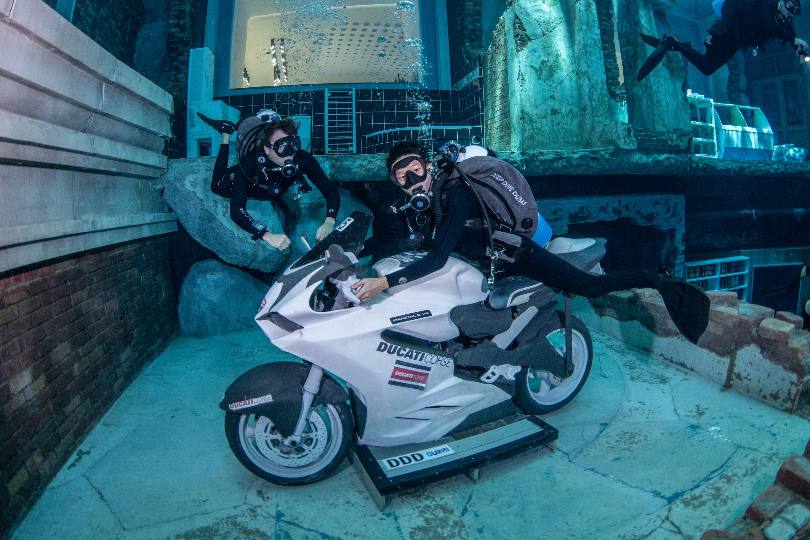 Beginner Scuba Diving Experience at Deep Dive Dubai