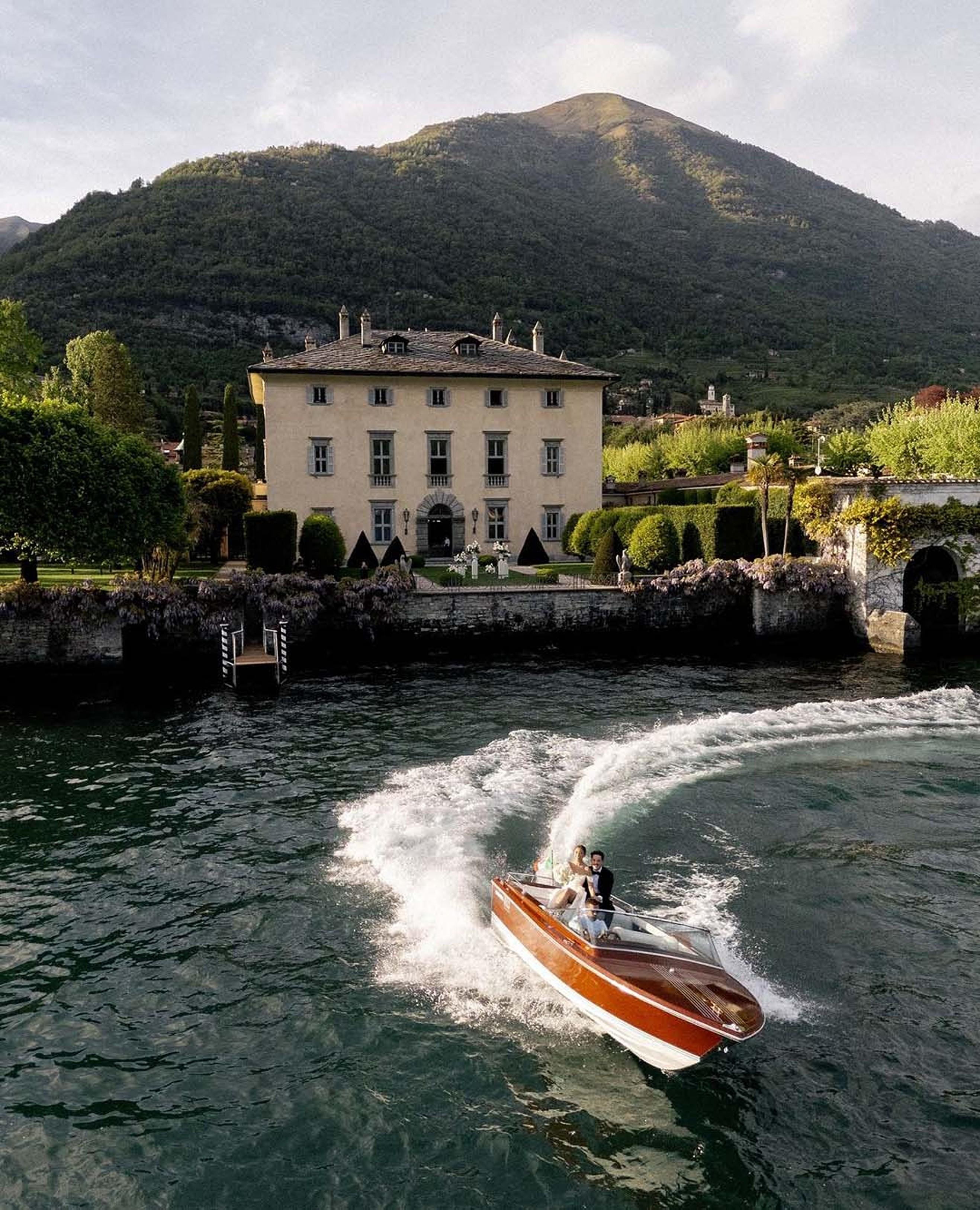 Lake Como: Classic Boat Private Tour
