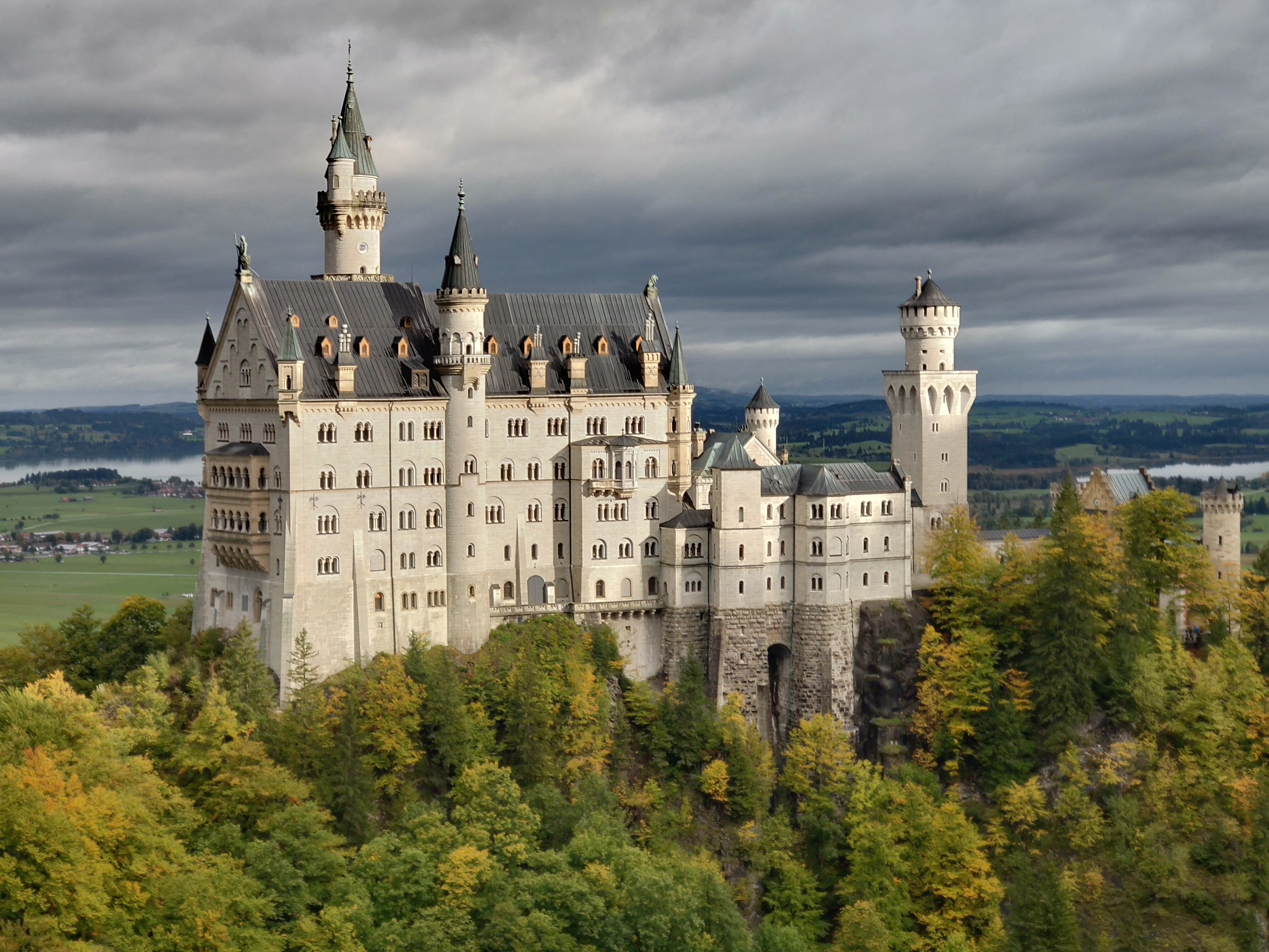 Private Bavarian Castles Tour: Neuschwanstein & Linderhof from Munich