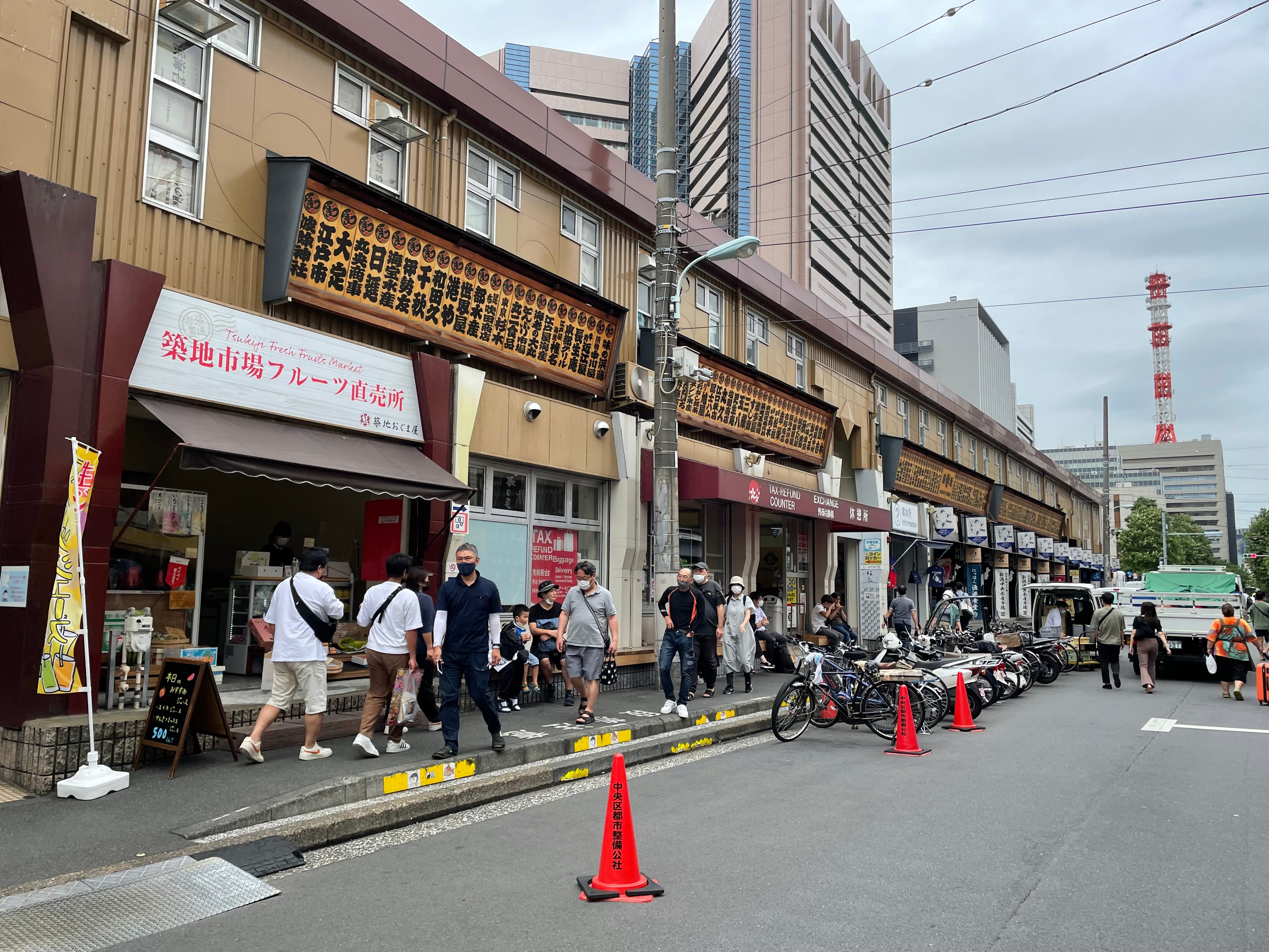 Tsukiji: Outer Market Walking Tour & Sake Tasting Experience