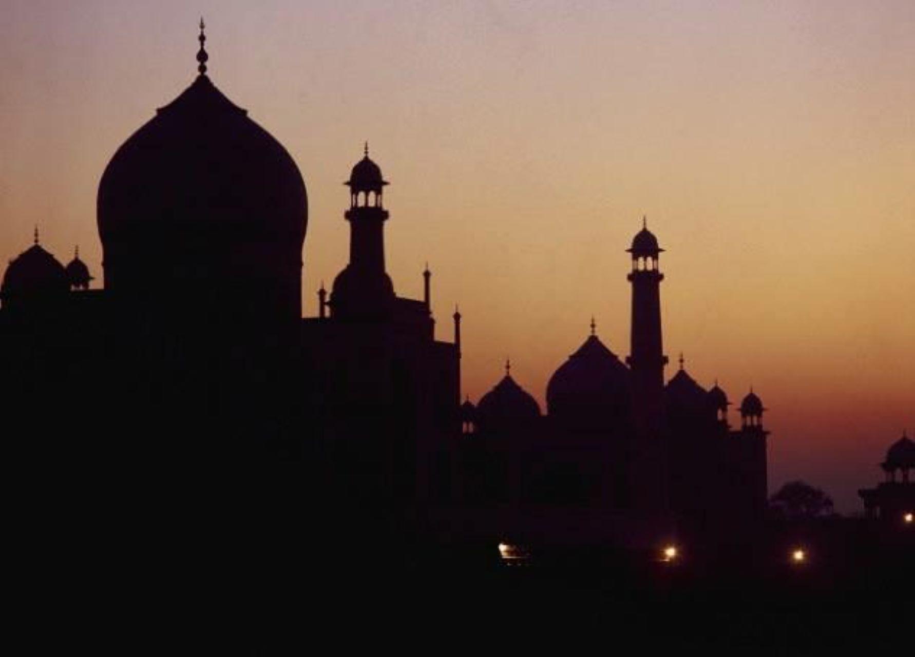 Taj Mahal Sunset Tour with Skip-the-Line Entry & Hotel Pickup