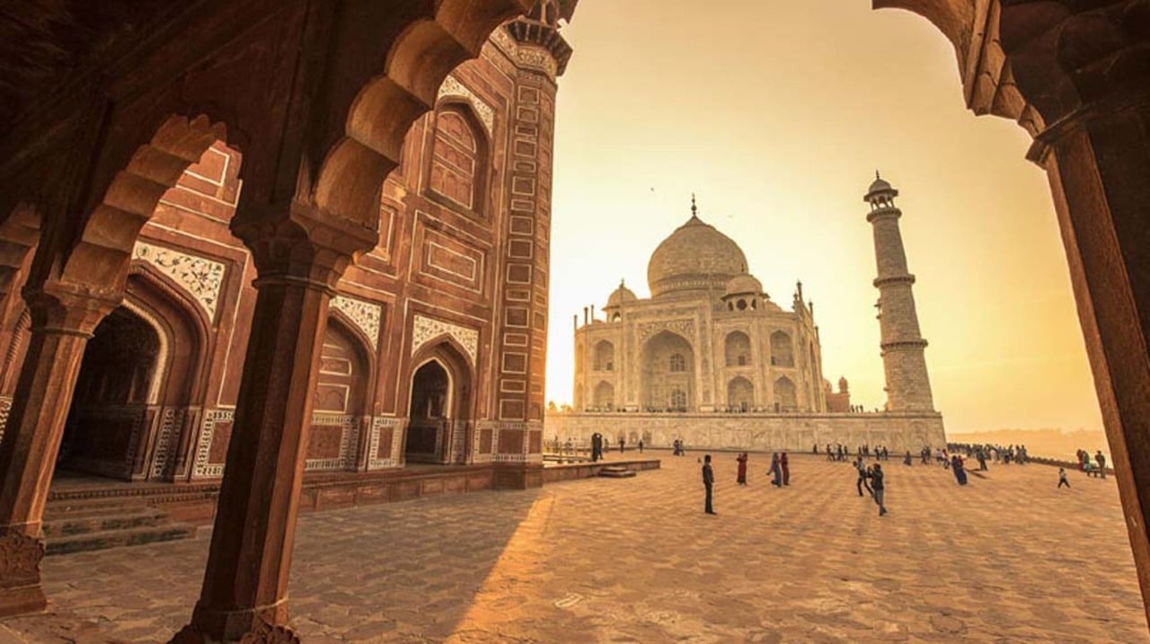 Taj Mahal Sunset Tour with Skip-the-Line Entry & Hotel Pickup