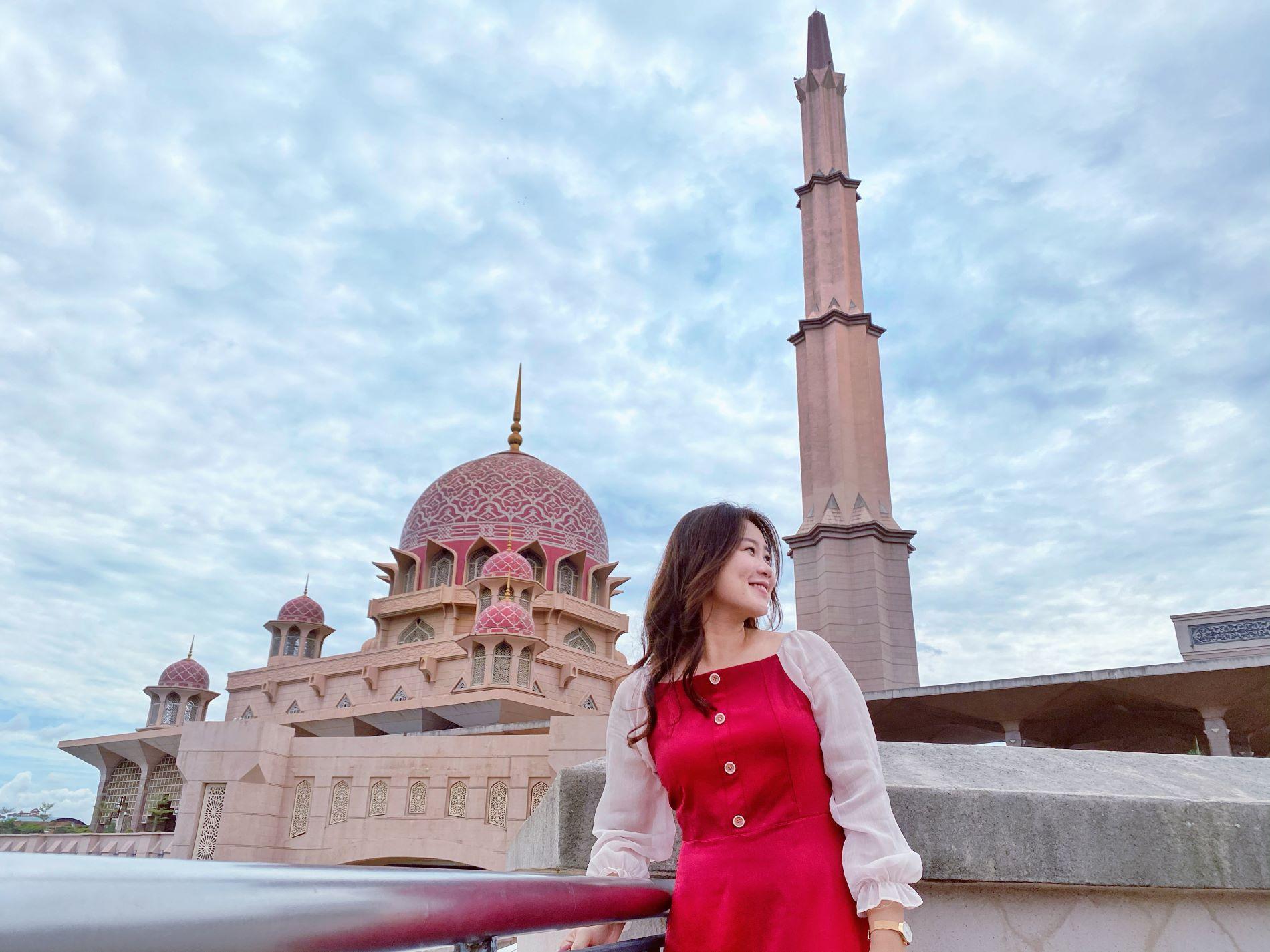 Putrajaya Half-Day Discovery with Pink Mosque & Lake Cruise