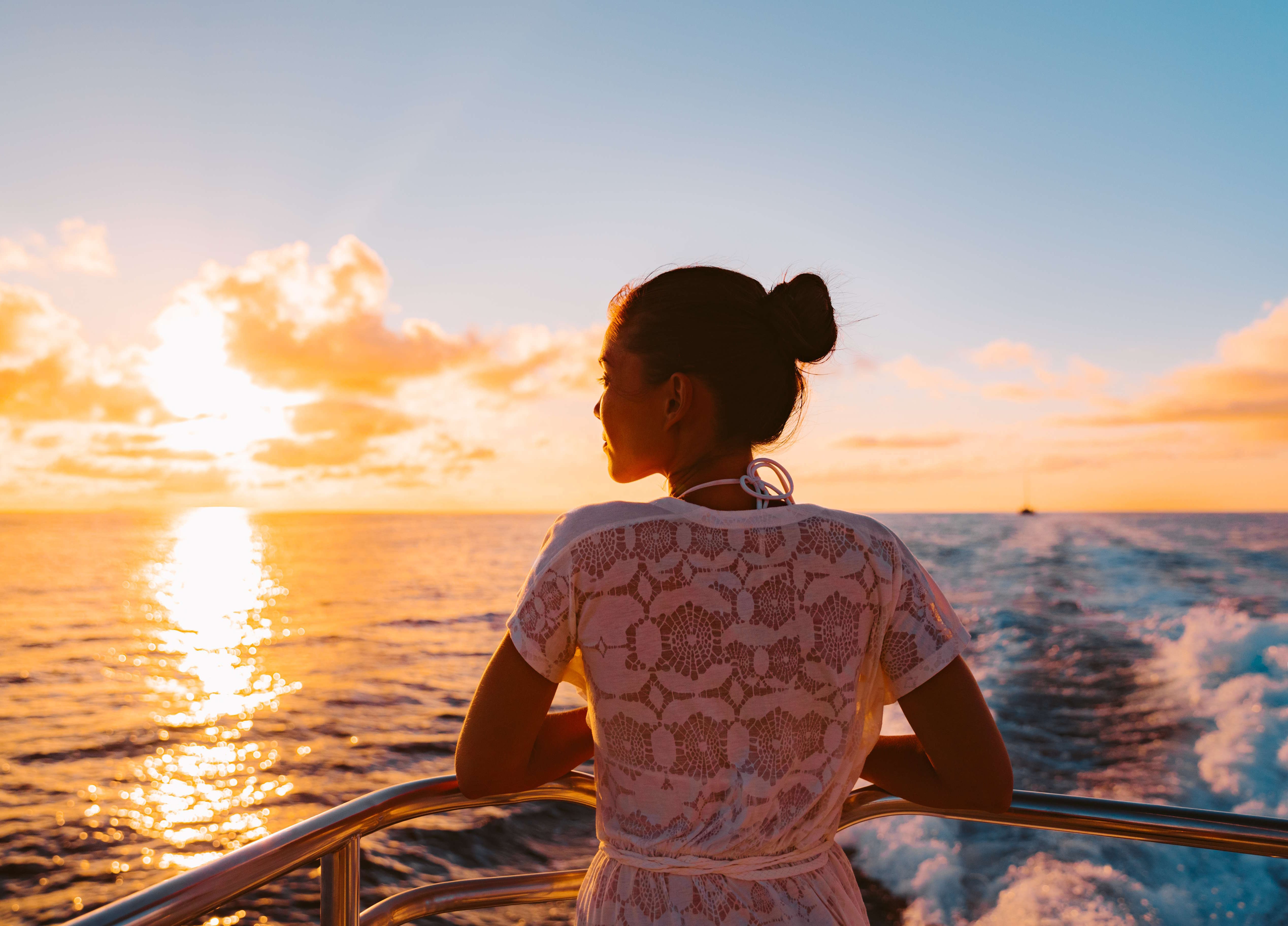 Amalfi Coast Sunset Boat Tour with Drinks & Fruit