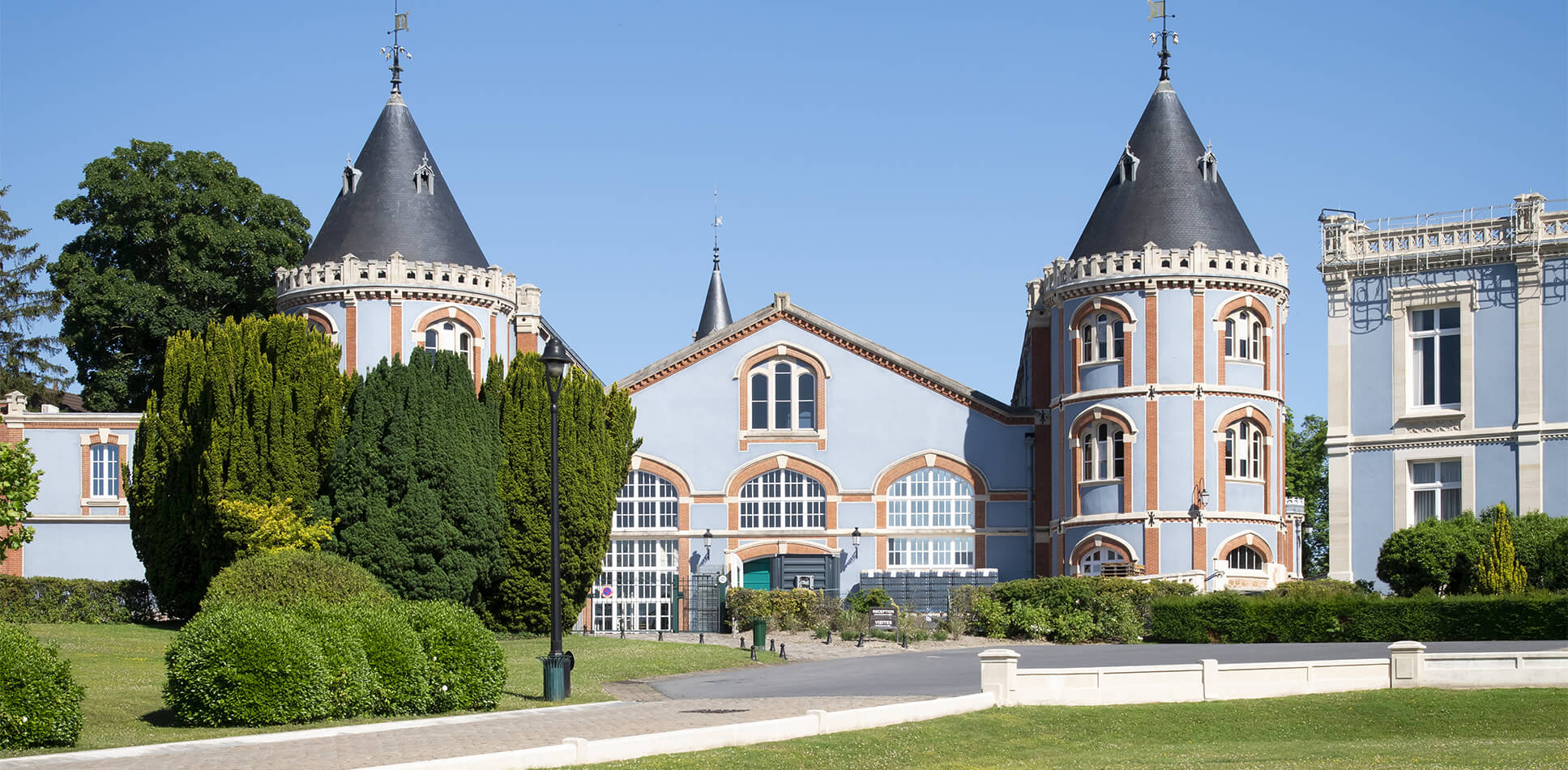 Pommery Champagne tour — Reims château, UNESCO crayères, contemporary art cellars — image 8