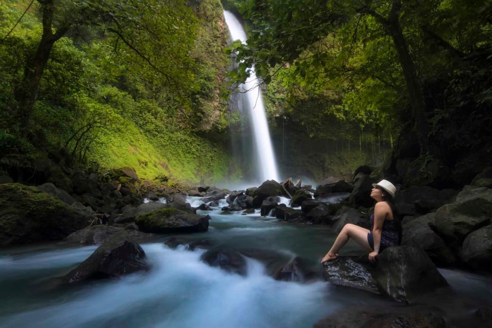 La Fortuna Full-Day Nature Tour: Hanging Bridges, Volcano & Waterfall