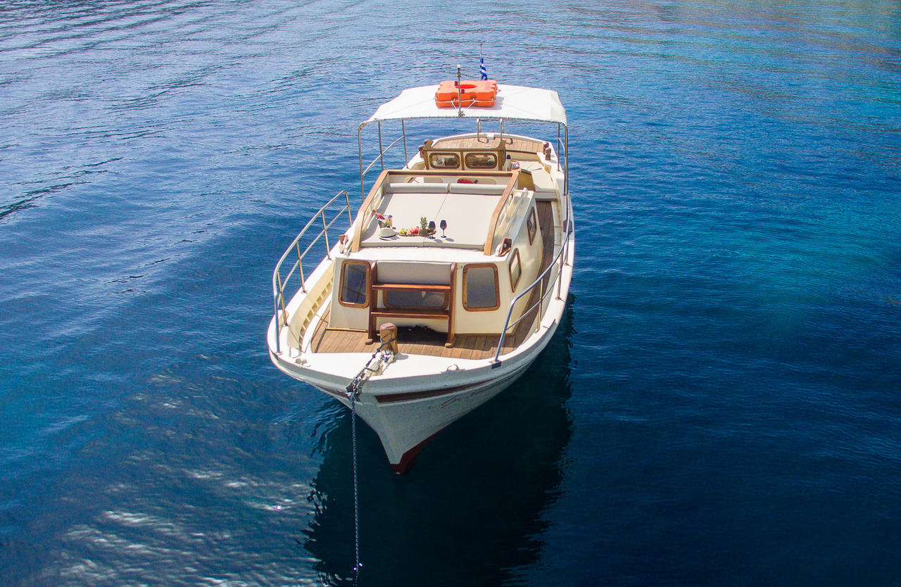 Mykonos Private Wooden Boat Cruise with Lunch
