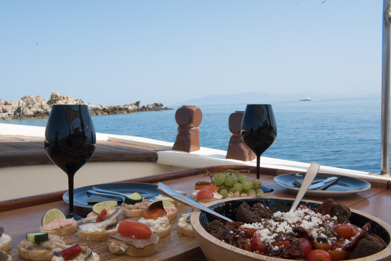 Mykonos Private Wooden Boat Cruise with Lunch