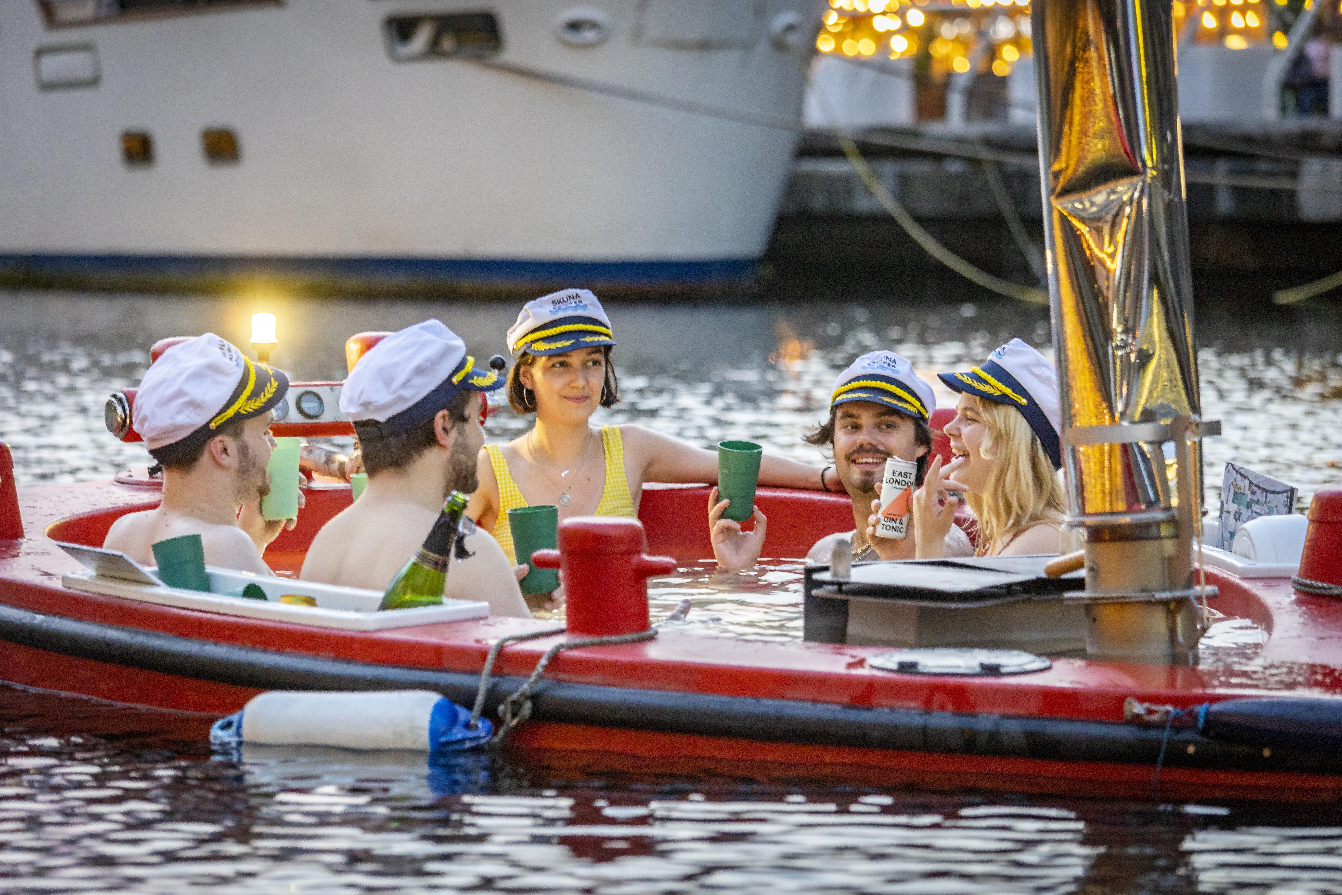 Hot tub boat in the London Docklands — image 6
