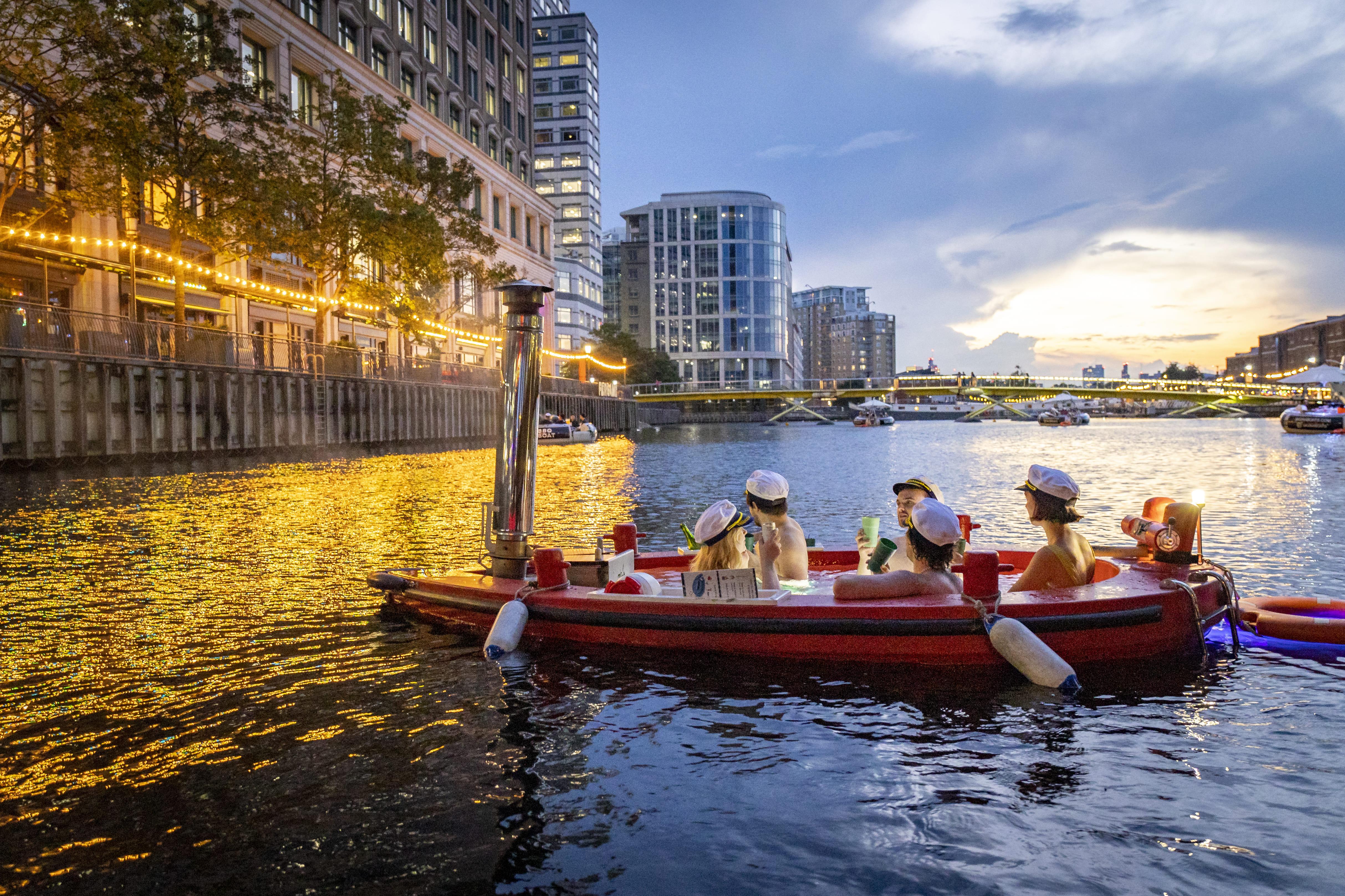 Hot tub boat in the London Docklands — image 7