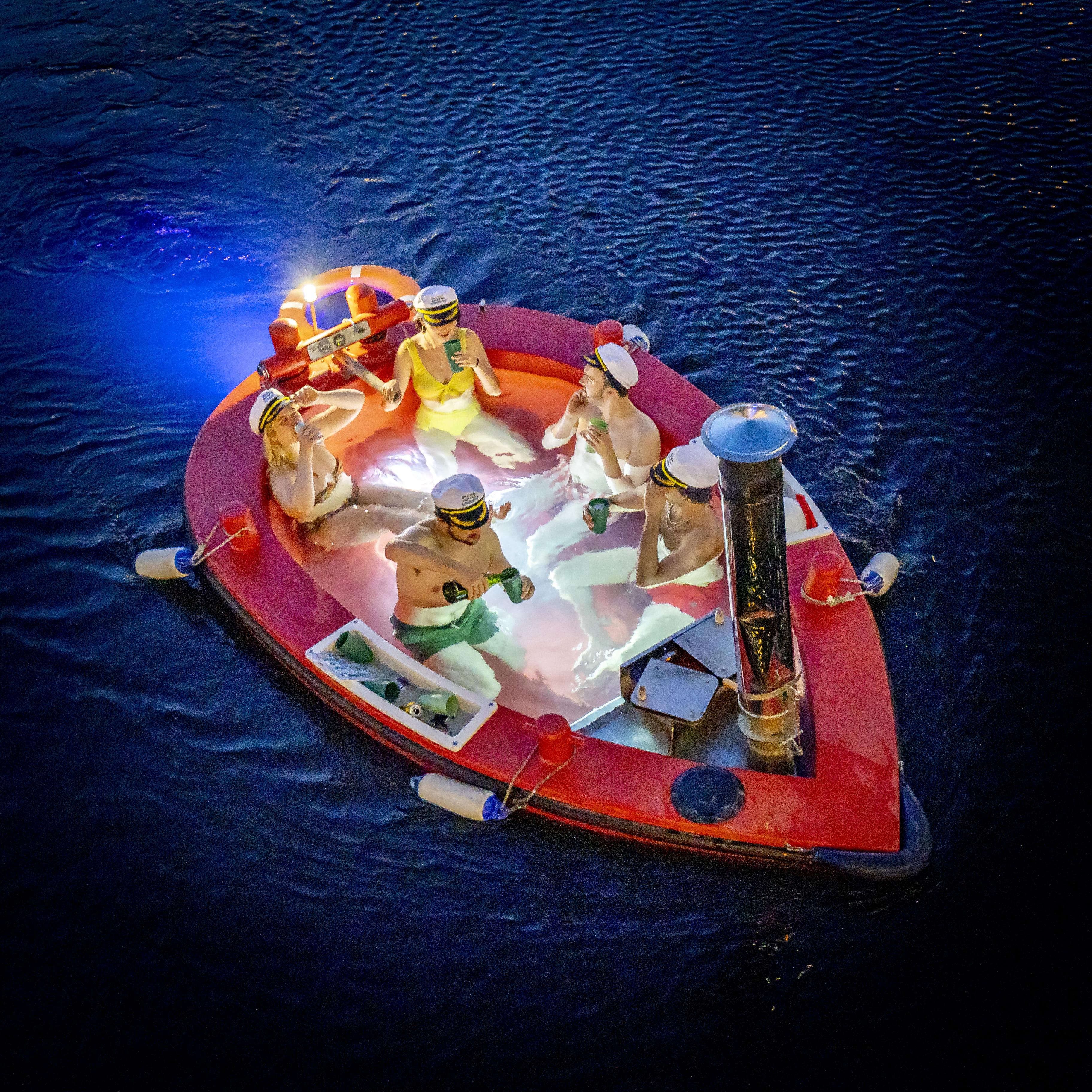 Hot tub boat in the London Docklands — image 8