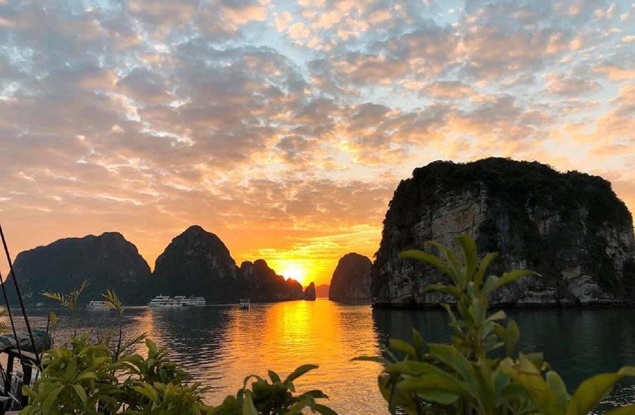 Ha Long & Bai Tu Long Bay 2-Day Overnight Cruise from Hanoi