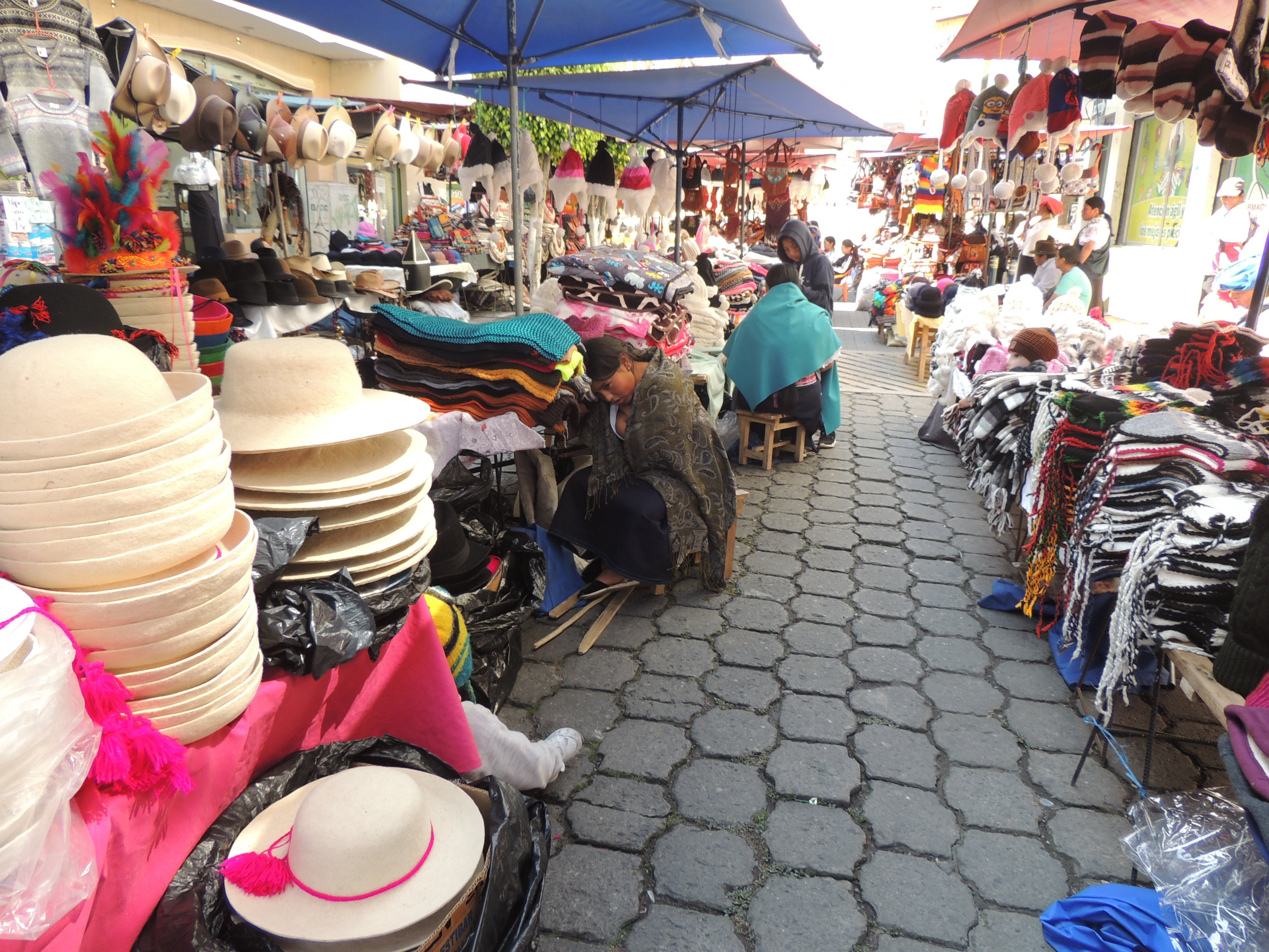 Quito to Otavalo: Markets, Lakes & Andean Villages Day Tour