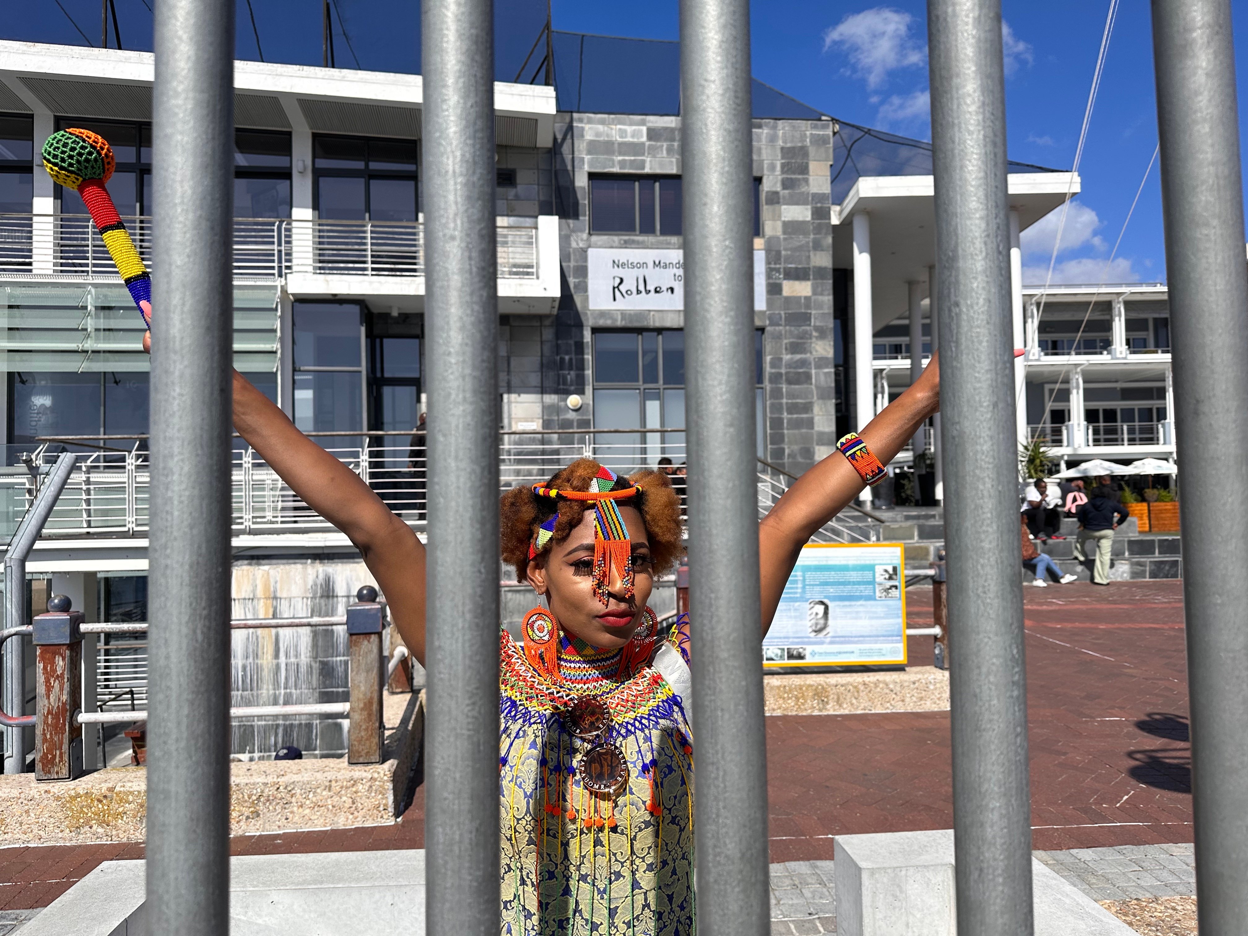 Cape Town Iconic Duo: Robben Island & Table Mountain with Hotel Transfers