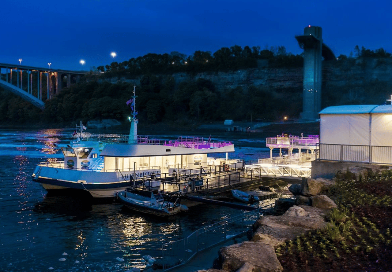 Niagara Falls, Canada: Evening Fireworks Cruise